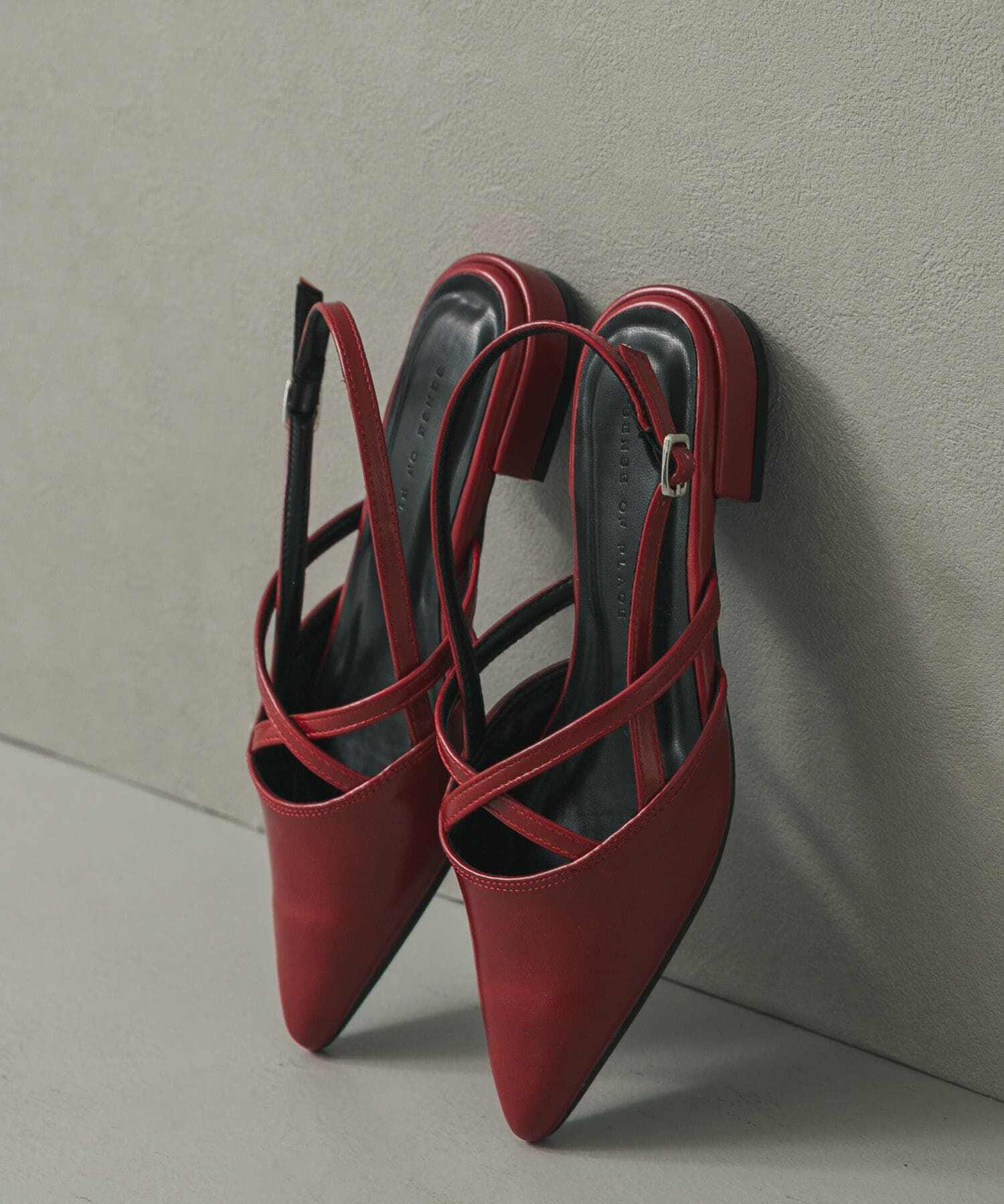 SENSE OF PLACE by URBAN RESEARCH「ポインテッドクロスベルトミュール」|その他|レッド