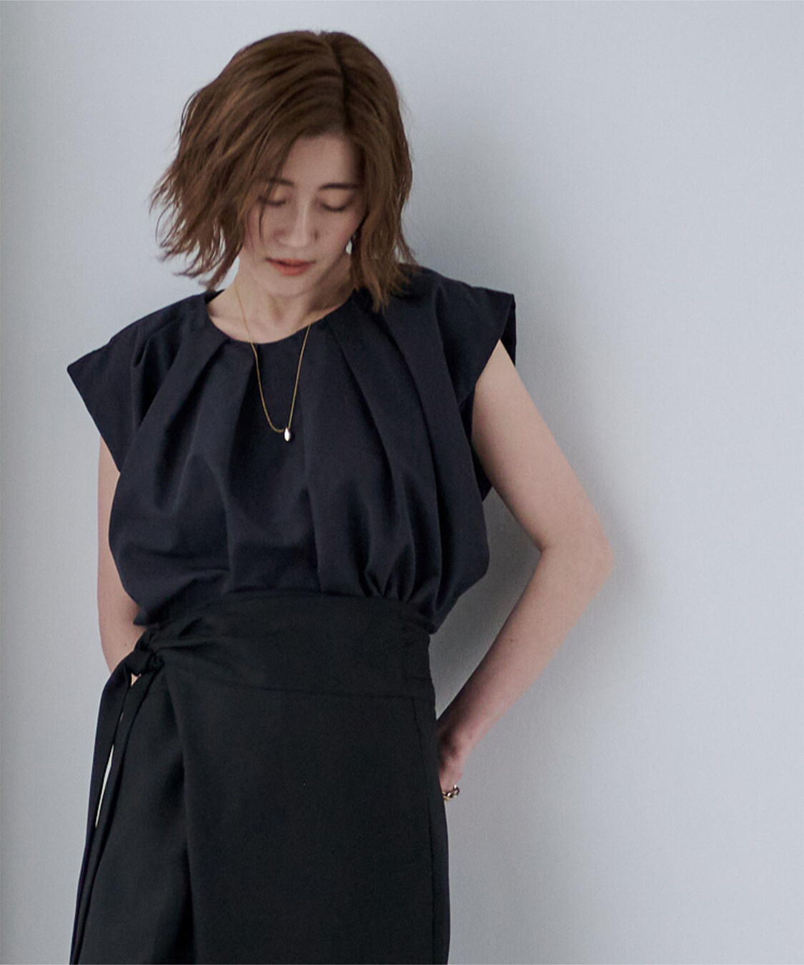 ur's「タックネックボリュームショルダートップス」|シャツ・ブラウス|ダークネイビー