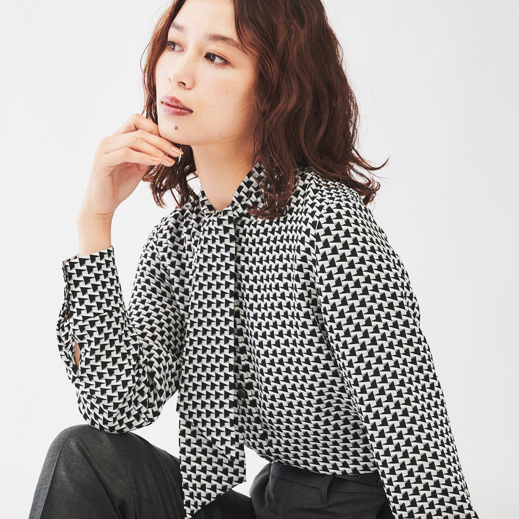 UNTITLED「【通勤スーツ/入卒/セレモニー】幾何学柄ボウタイブラウス」|シャツ・ブラウス|