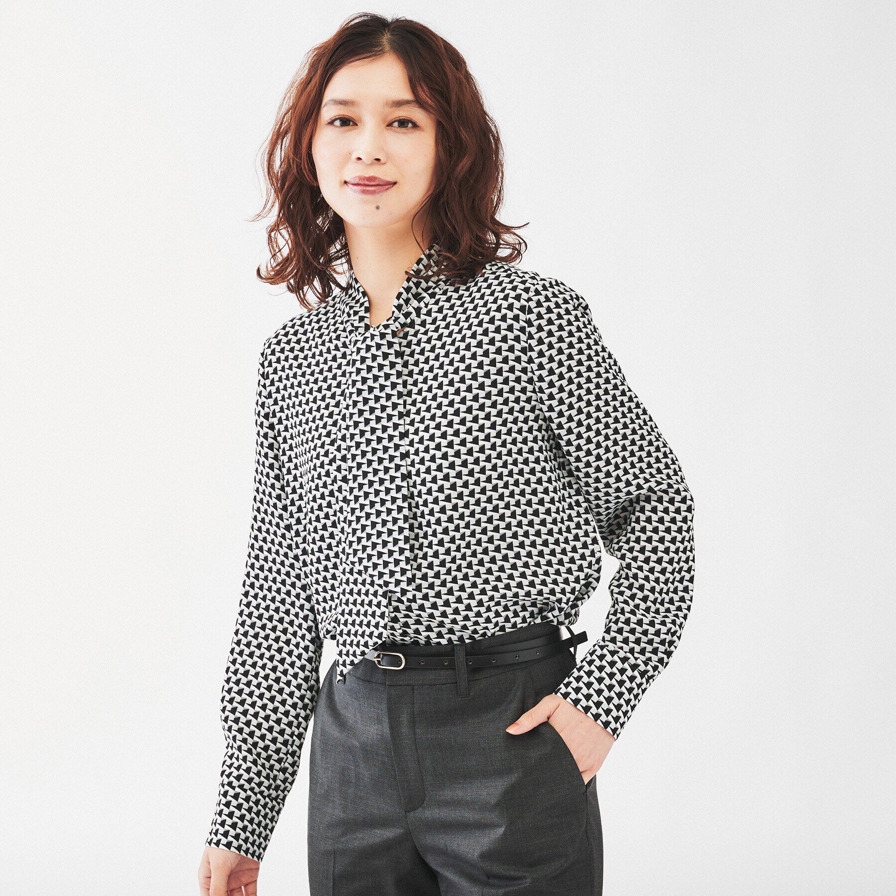 UNTITLED「【通勤スーツ/入卒/セレモニー】幾何学柄ボウタイブラウス」|シャツ・ブラウス|