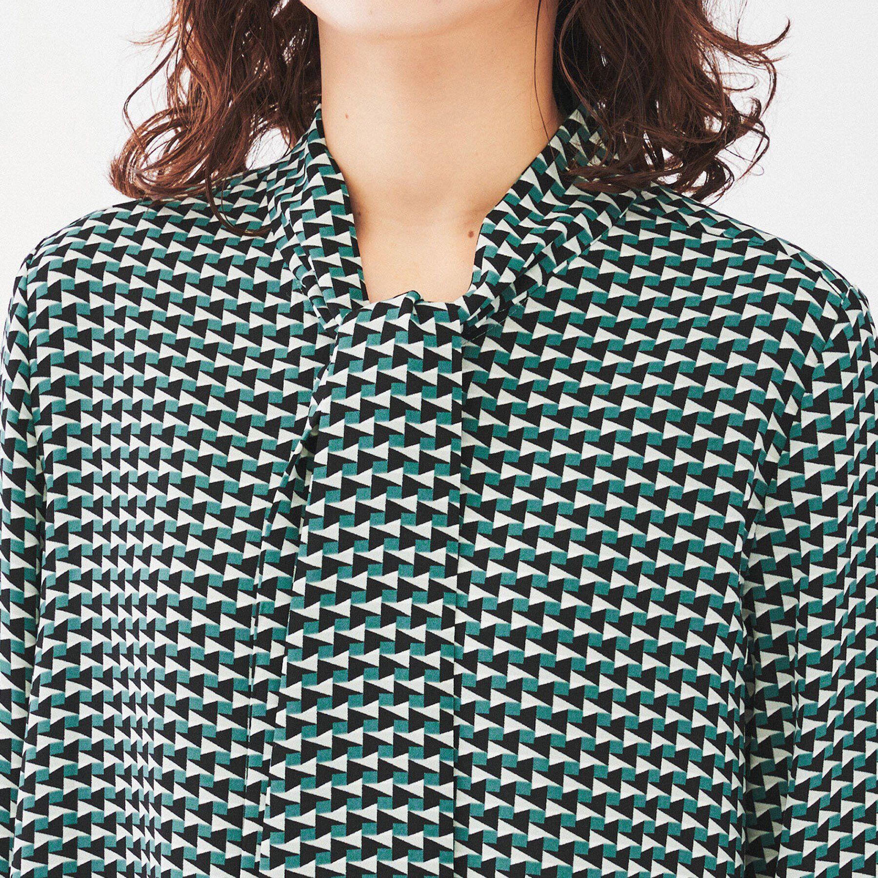 UNTITLED「【通勤スーツ/入卒/セレモニー】幾何学柄ボウタイブラウス」|シャツ・ブラウス|