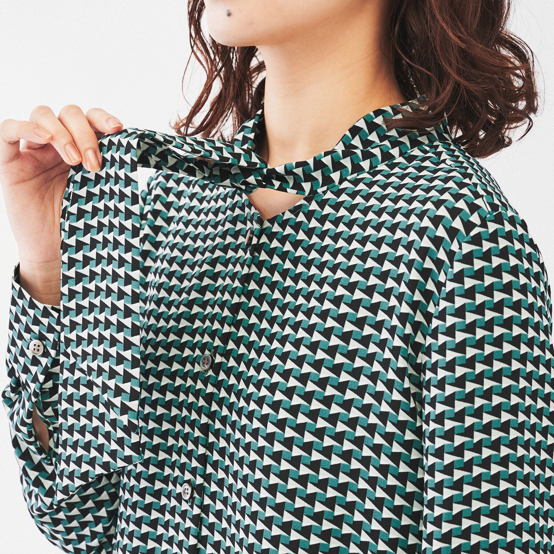 UNTITLED「【通勤スーツ/入卒/セレモニー】幾何学柄ボウタイブラウス」|シャツ・ブラウス|