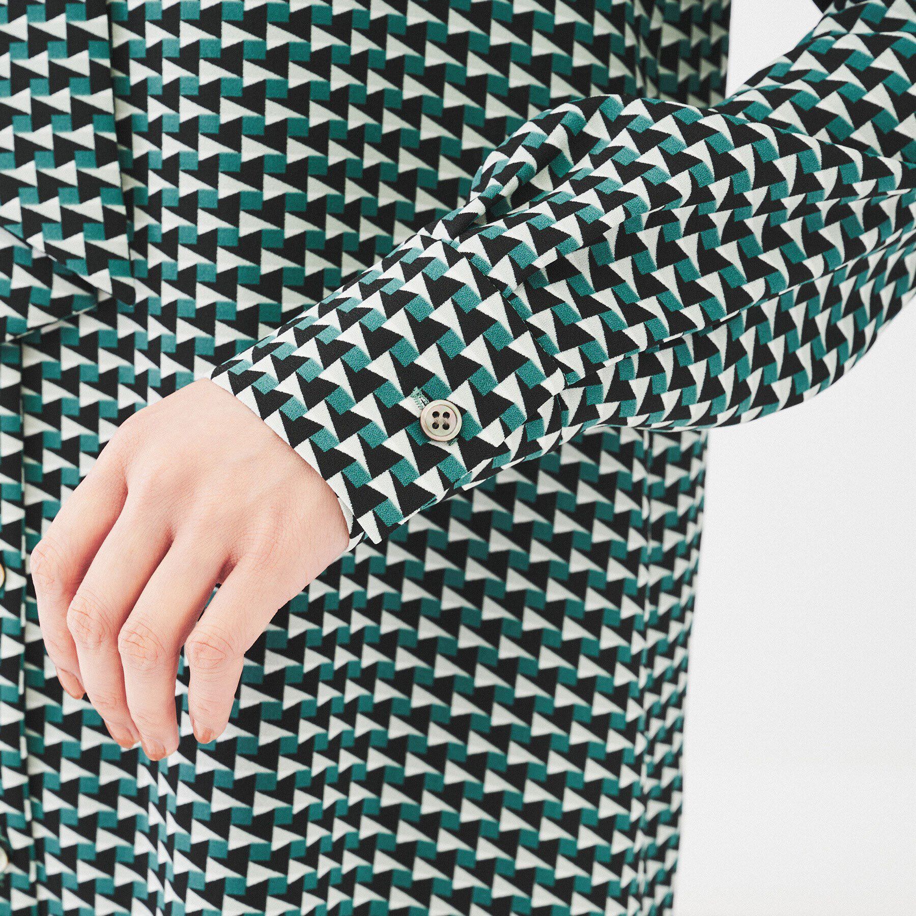 UNTITLED「【通勤スーツ/入卒/セレモニー】幾何学柄ボウタイブラウス」|シャツ・ブラウス|