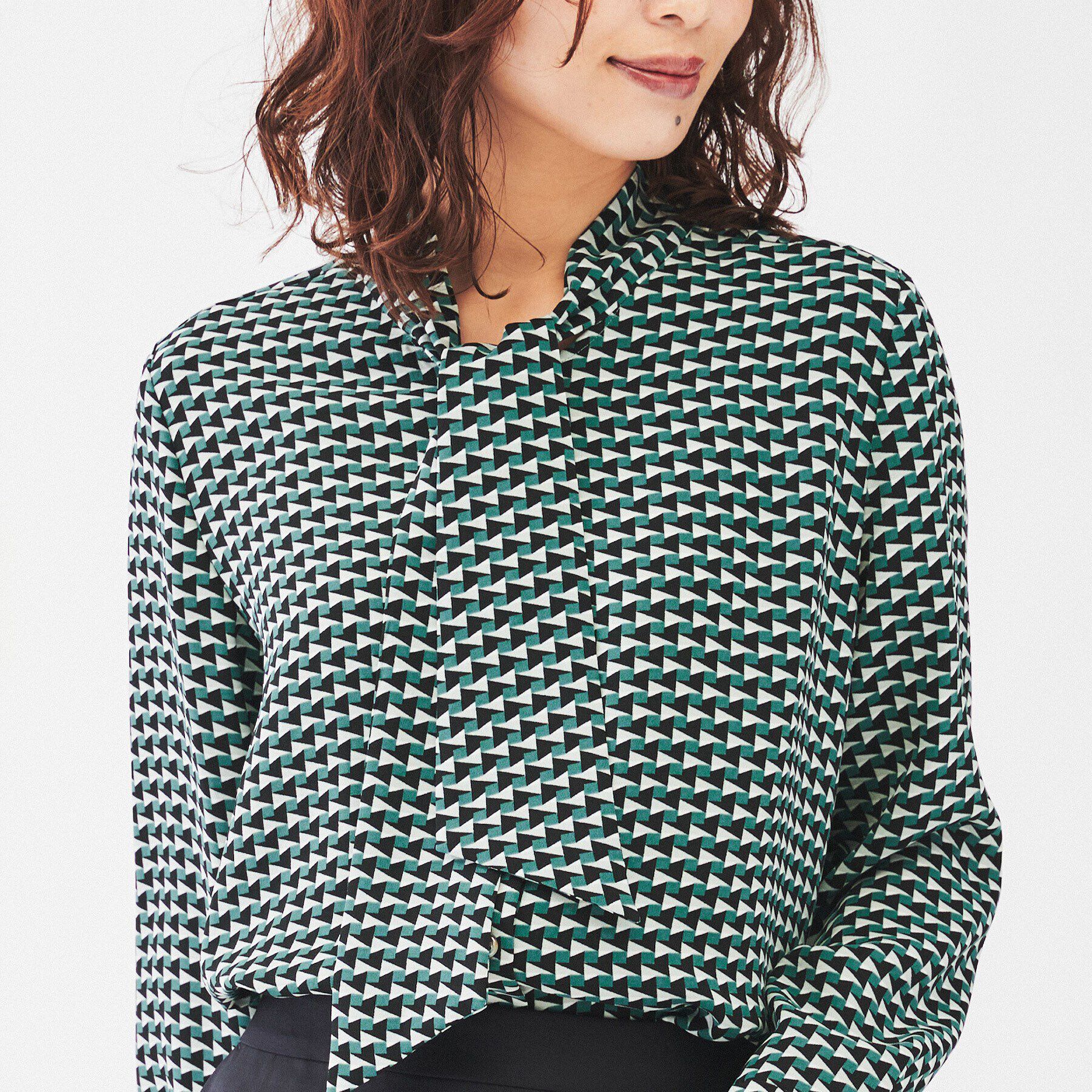 UNTITLED「【通勤スーツ/入卒/セレモニー】幾何学柄ボウタイブラウス」|シャツ・ブラウス|グリーン(122)