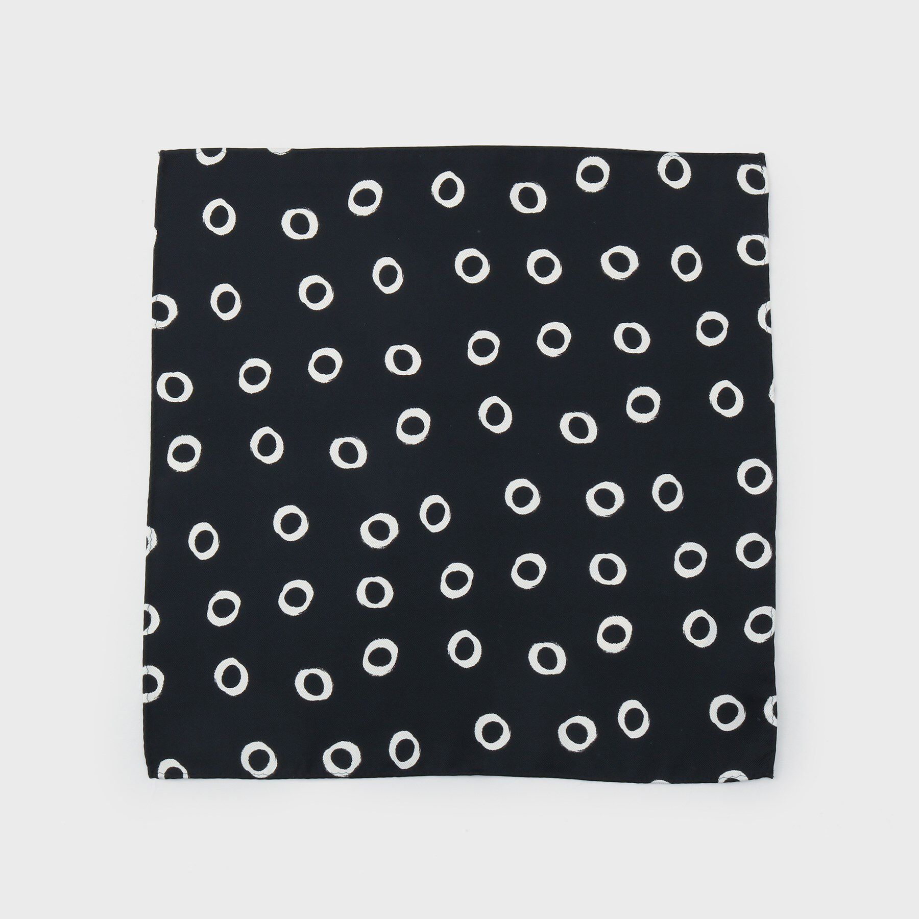 40CARATS&525「手書きサークルドットチーフ」|バンダナ・スカーフ|ブラック(119)