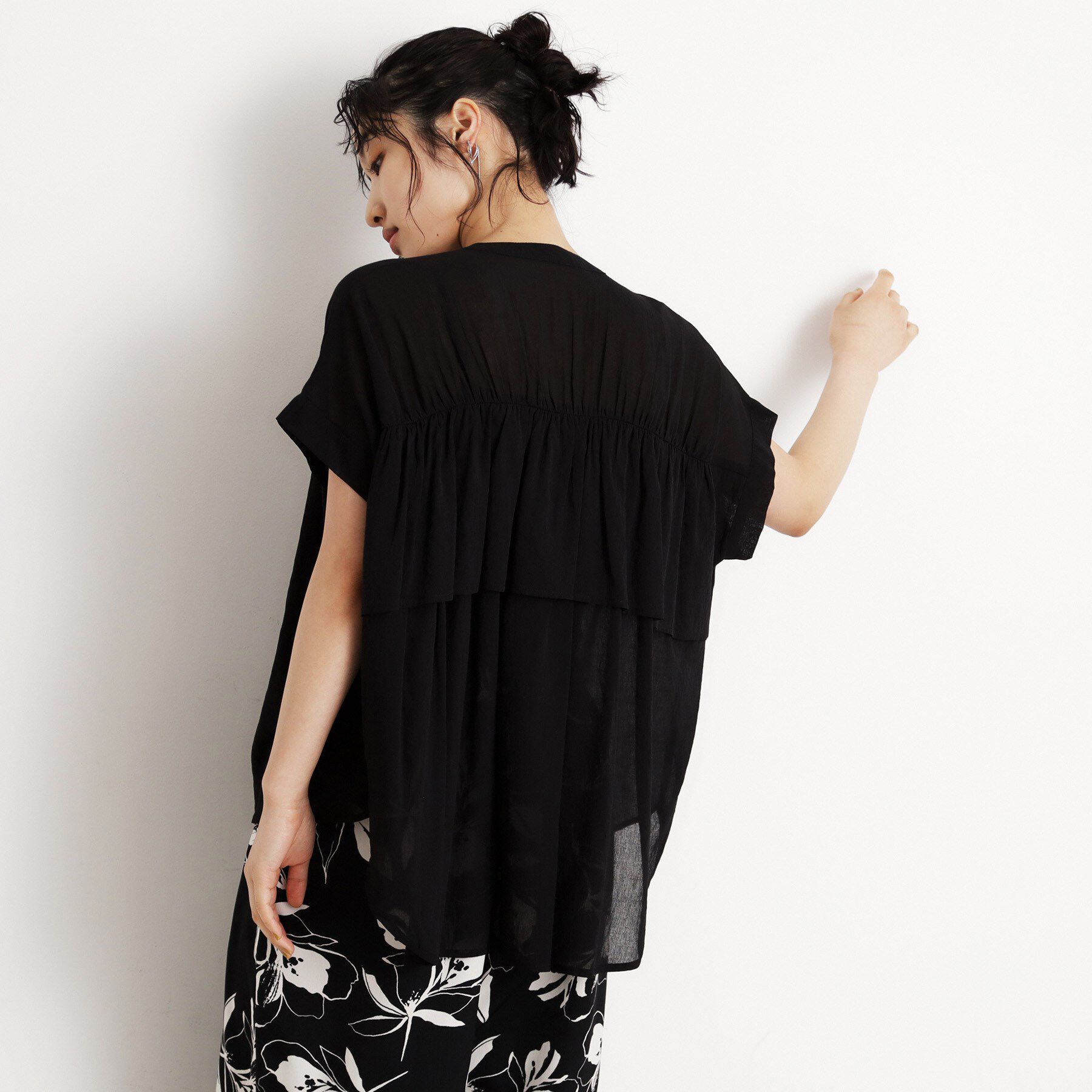 THE SHOP TK「麻調シアーフリルギャザーブラウス【洗える】」|シャツ・ブラウス|