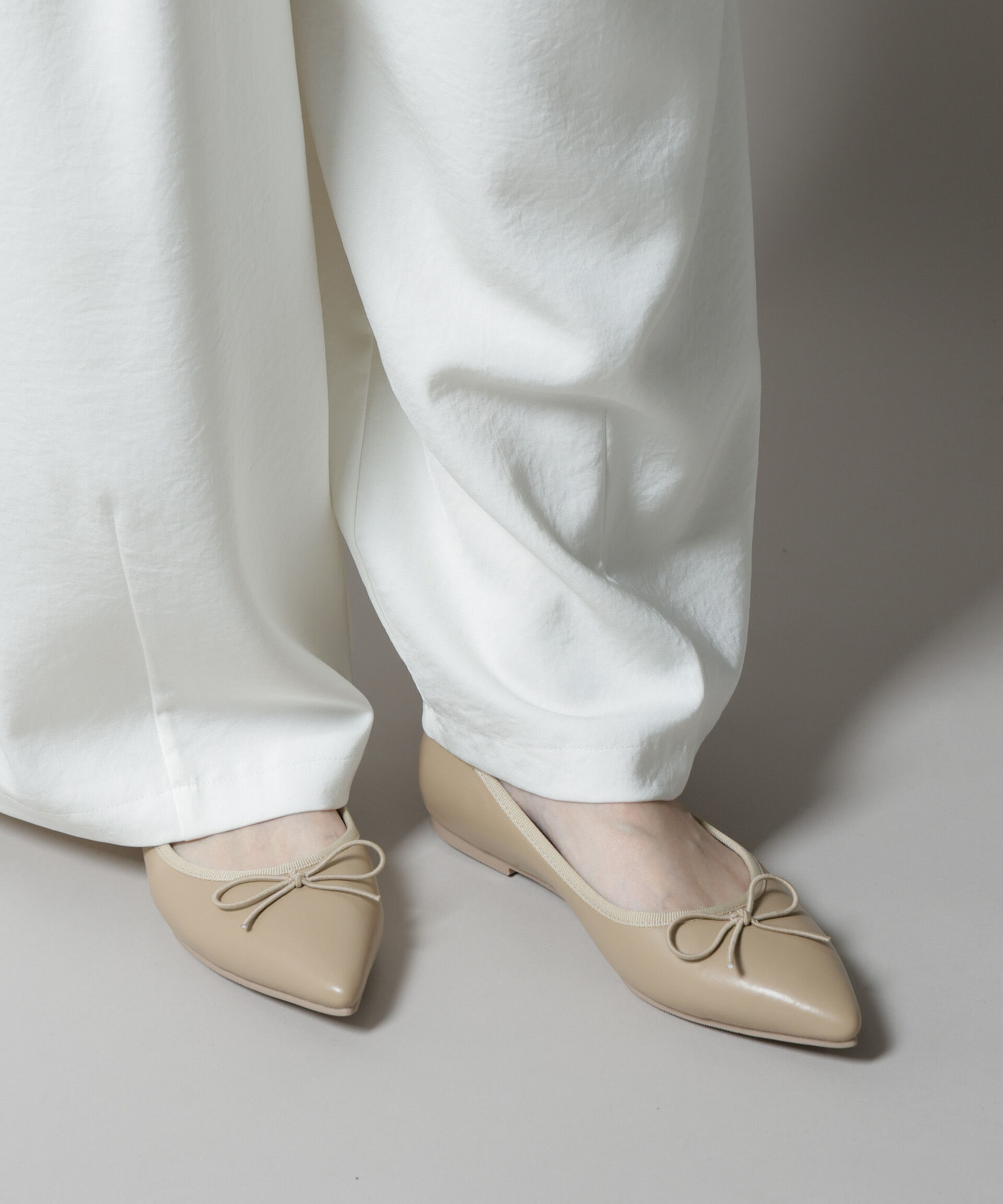 nano･universe「ポインテッドトゥリボンフラットパンプス」|ビジネス・ドレスシューズ|ベージュ