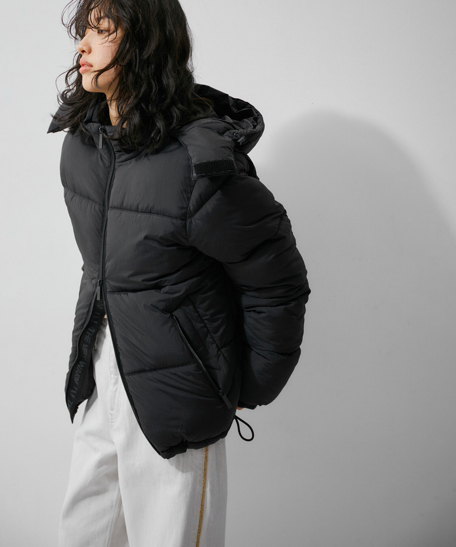 ADAM ET ROPE'「【THE VERY WARM】THE V PUFFER JACKET」|ダウン|ブラック(01)