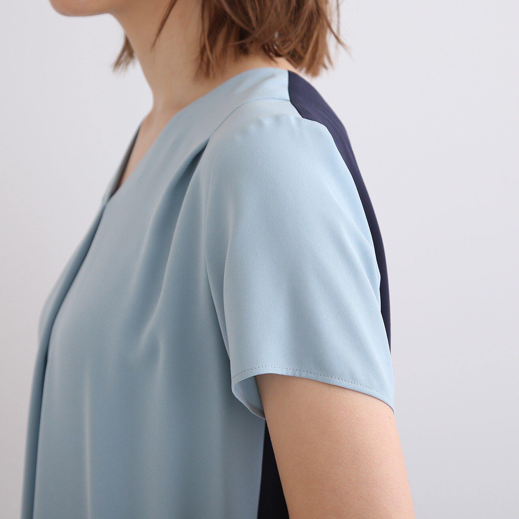 INDIVI「【通勤/洗える/UVケア/接触冷感/吸水速乾/エコ】サテンタック バイカラー半袖ブラウス」|シャツ・ブラウス|