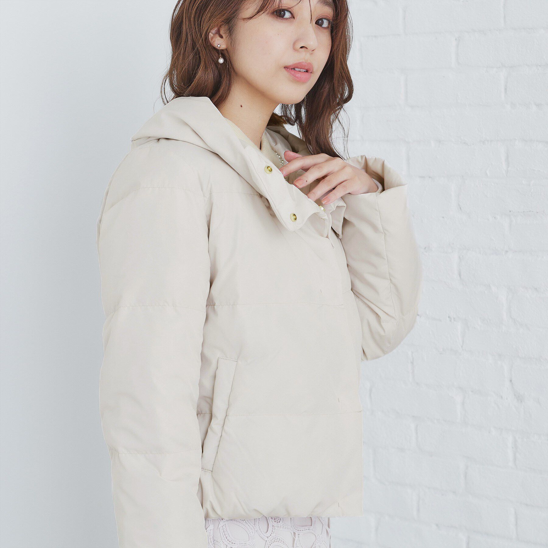 index「《美人百花掲載》河田ダウン ショートコート【洗濯機洗い可/撥水/静電気防止裏地】」|ダウン|グレージュ(050)