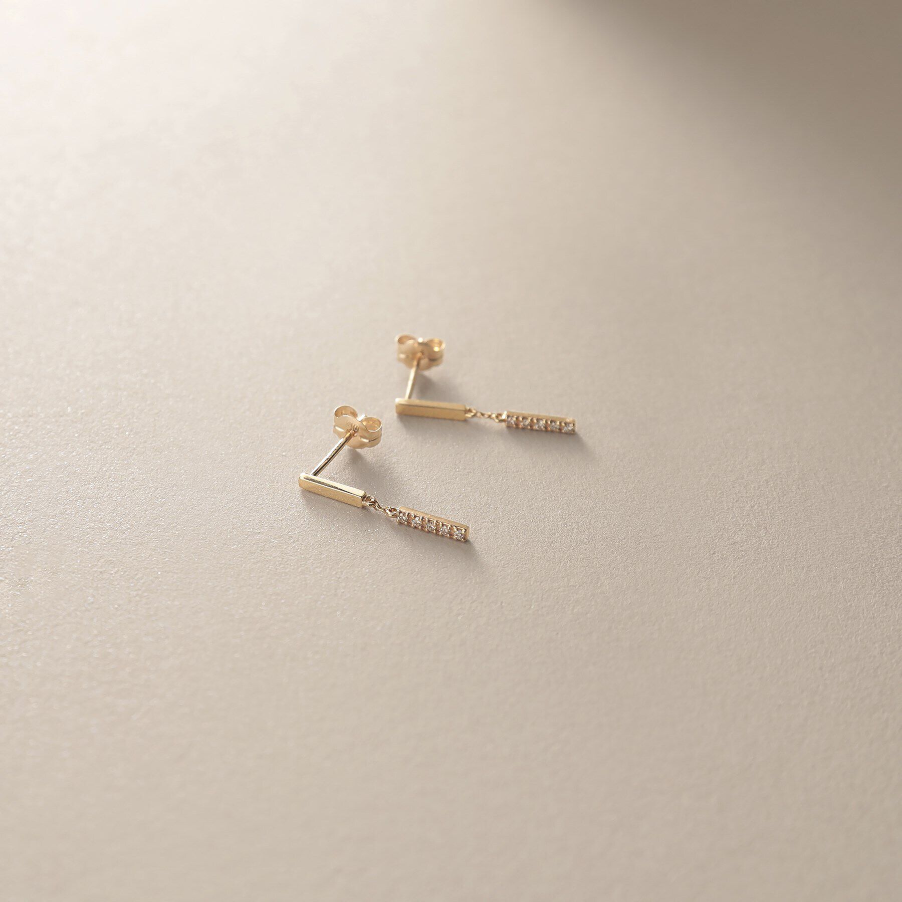 COCOSHNIK「K10ダイヤモンド スウィングレクタングル スタッドピアス」|ピアス|