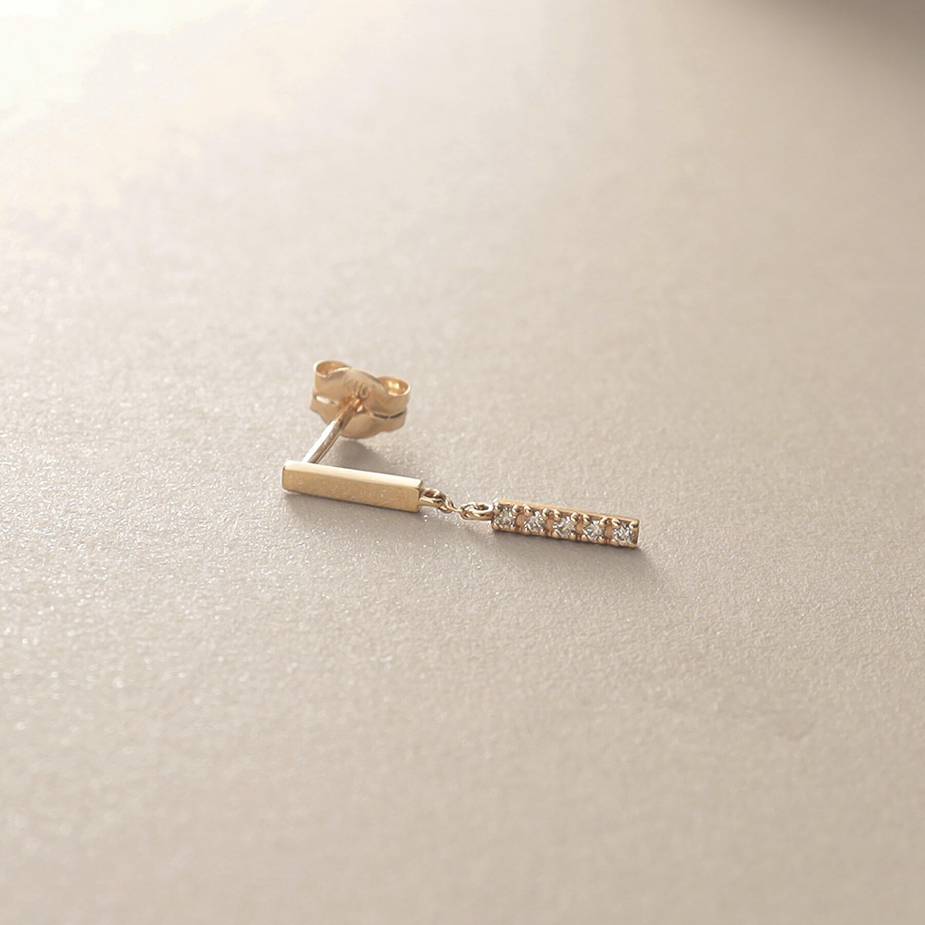COCOSHNIK「K10ダイヤモンド スウィングレクタングル スタッドピアス」|ピアス|
