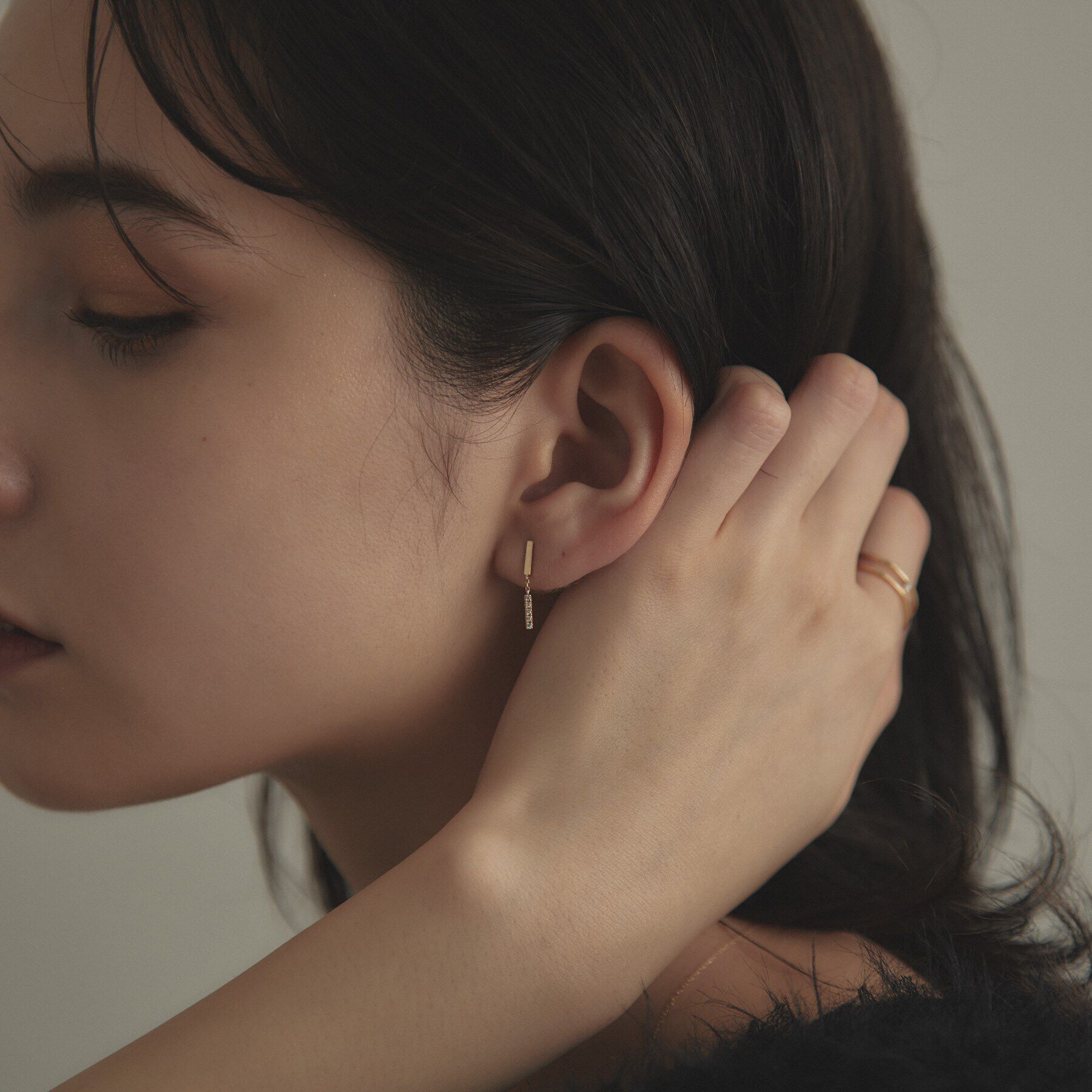 COCOSHNIK「K10ダイヤモンド スウィングレクタングル スタッドピアス」|ピアス|