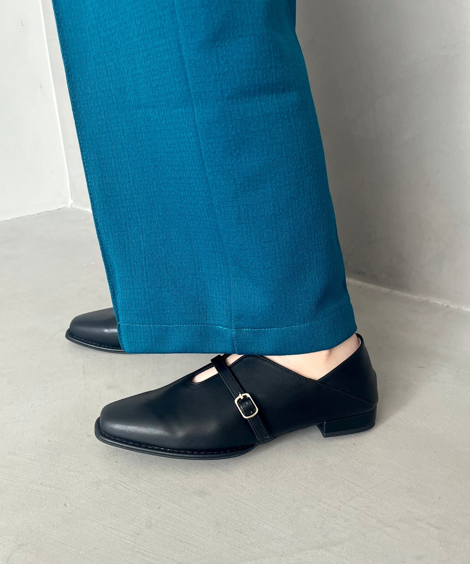 ORiental TRaffic「【WEB限定】ベルトデザインウエーブカットバブーシュ /55104 パンプス フラット 甲深 通勤靴」|パンプス|