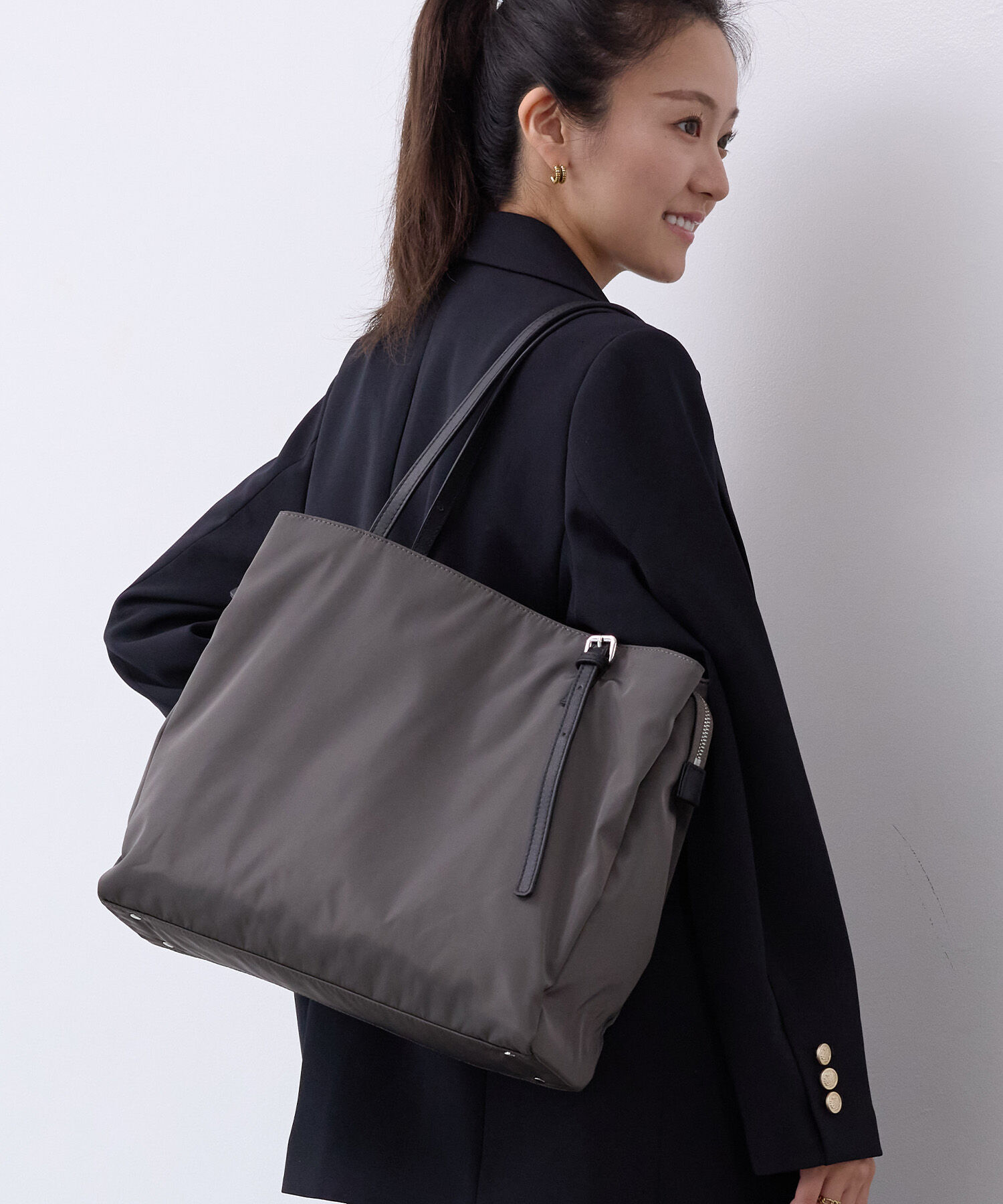 TOPKAPI TREASURE「【TREASURE TOPKAPI】ナイロン スクエア A4 トートバッグ」|トートバッグ|チャコールグレー