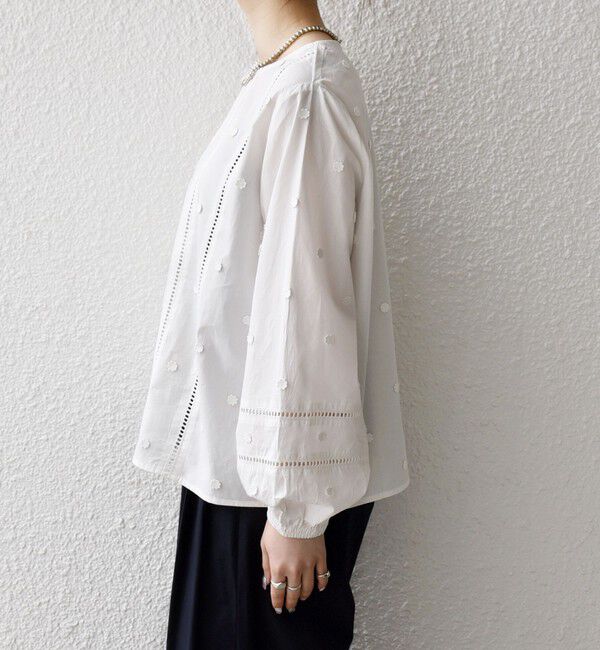 SHIPS any「《予約》【WEB限定】SHIPS any:〈洗濯機可能〉フラワー モチーフ ハシゴレース クルーネック ブラウス」|シャツ・ブラウス|