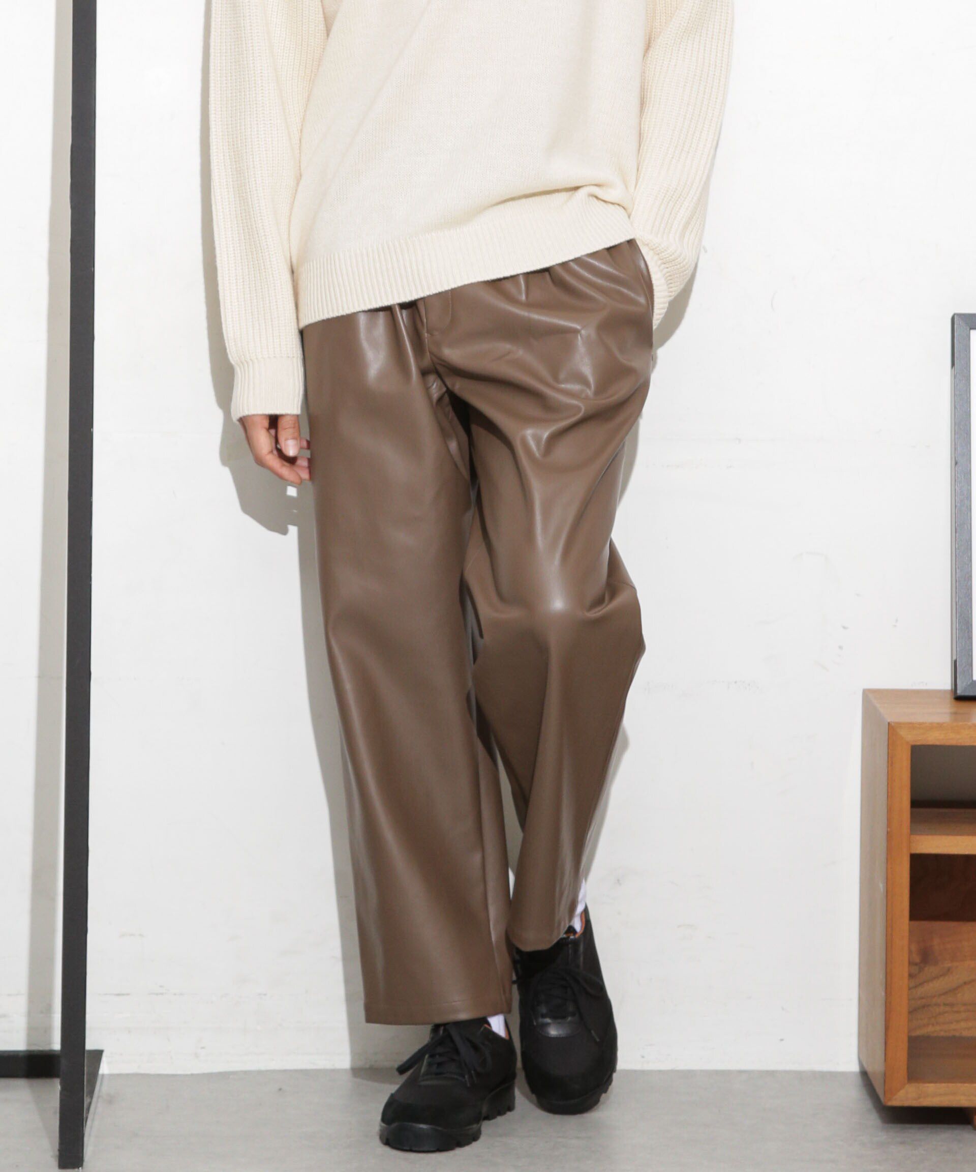 nano･universe「フェイクレザートラックパンツ(セットアップ可)」|チノ|