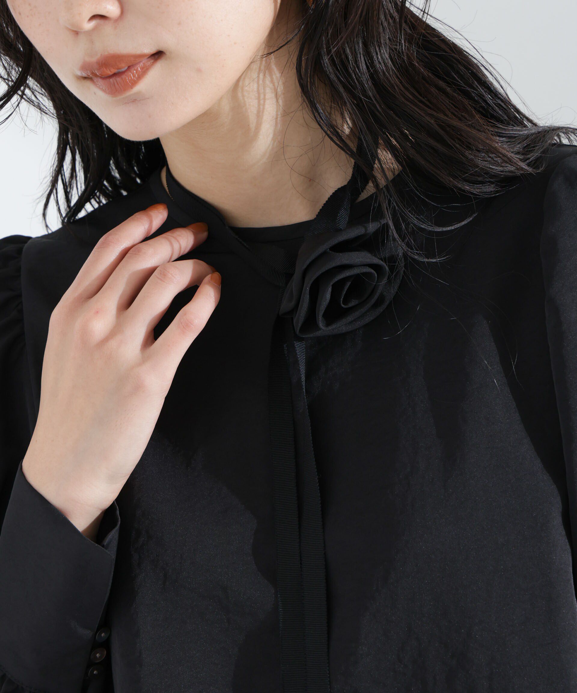 nano･universe「コサージュチョーカー付きブラウス」|シャツ・ブラウス|