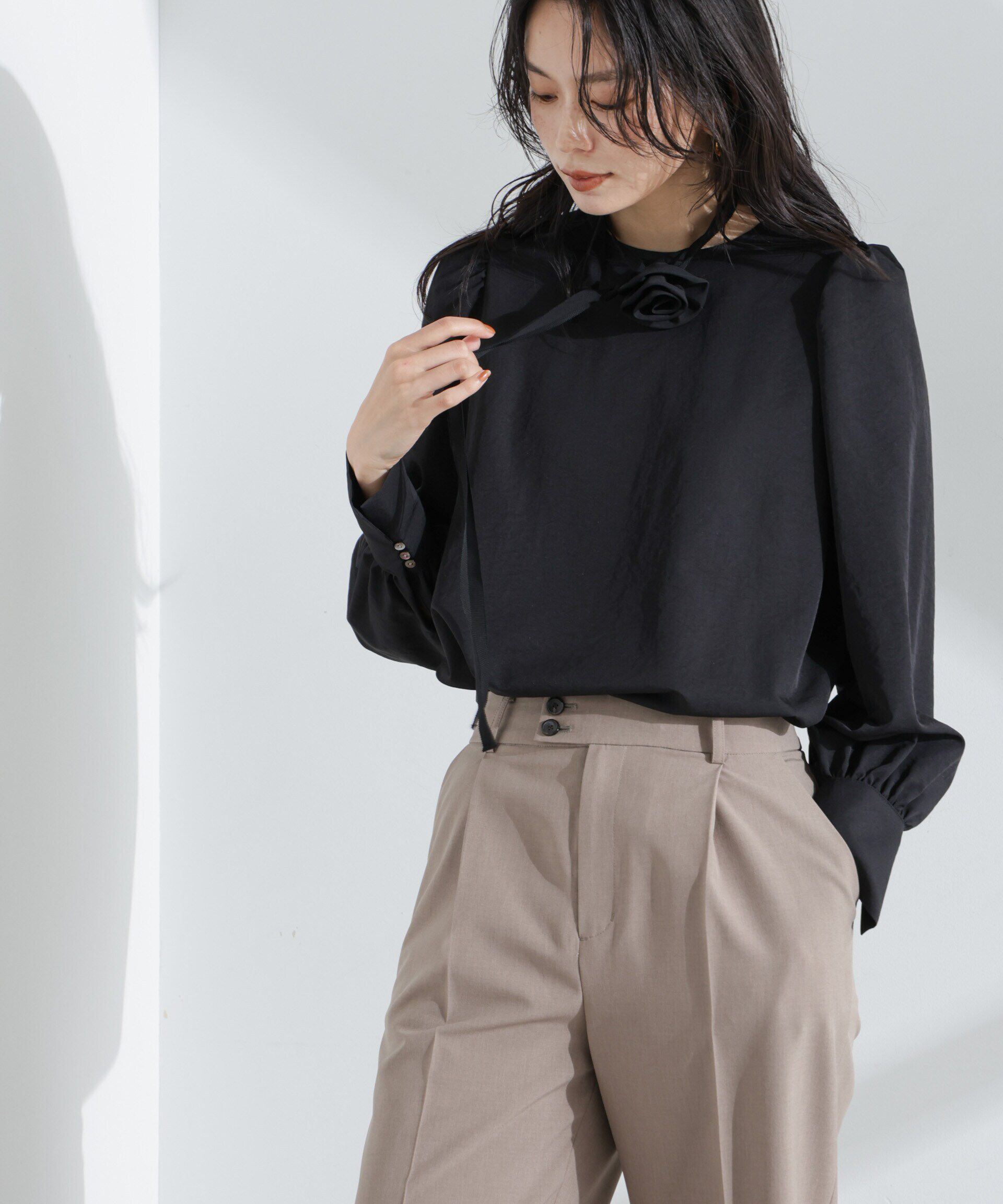 nano･universe「コサージュチョーカー付きブラウス」|シャツ・ブラウス|