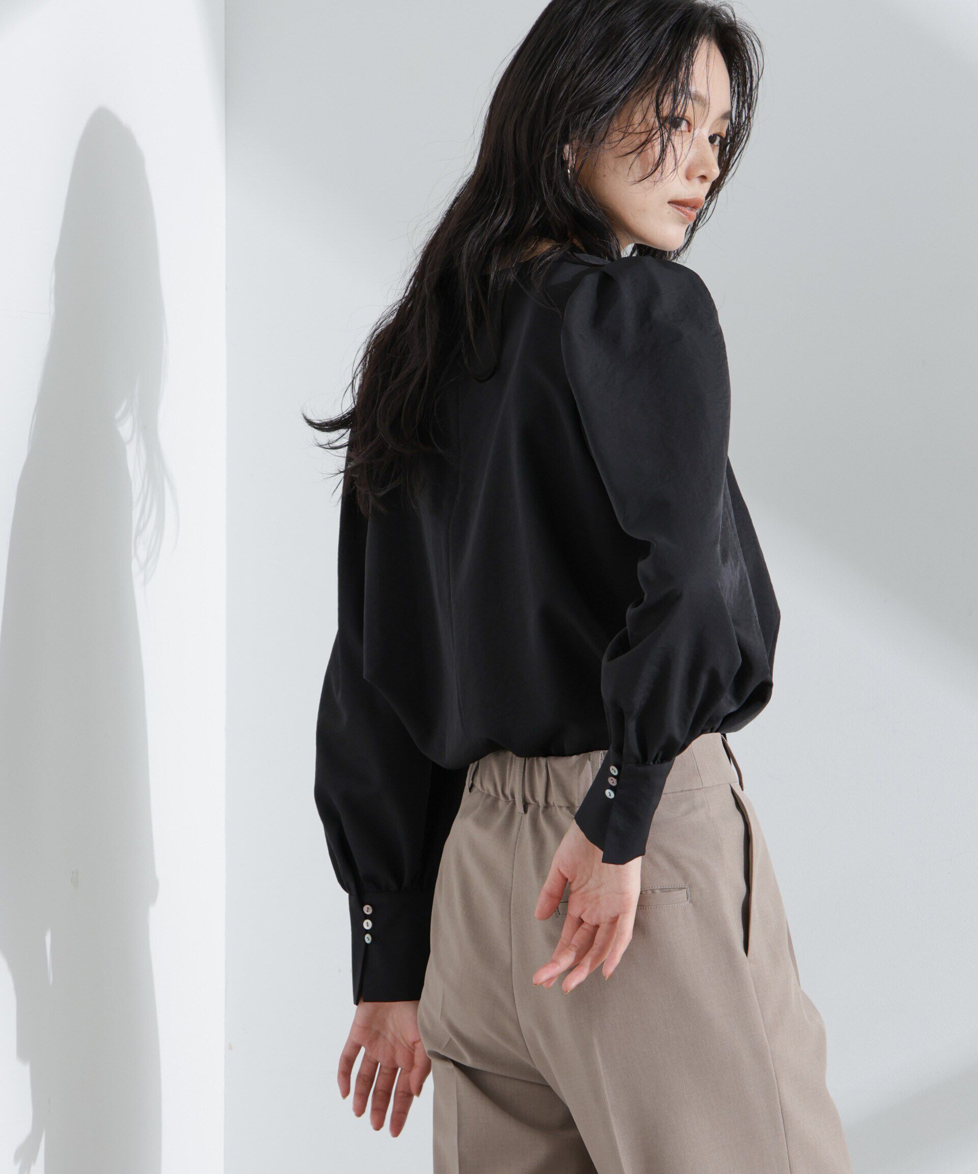 nano･universe「コサージュチョーカー付きブラウス」|シャツ・ブラウス|