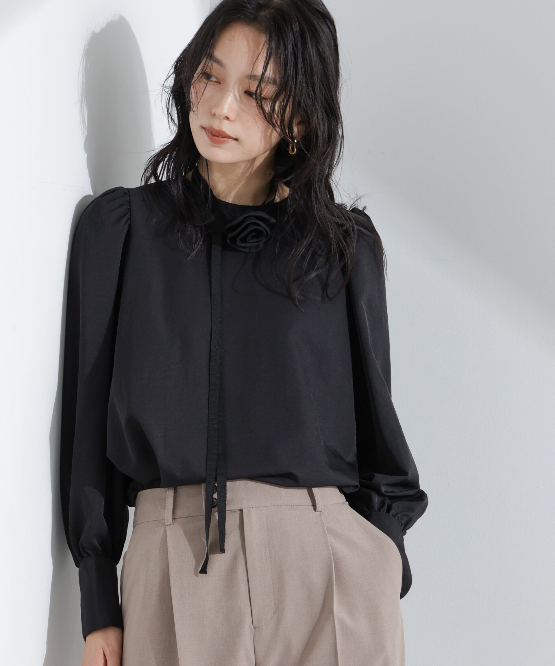 nano･universe「コサージュチョーカー付きブラウス」|シャツ・ブラウス|