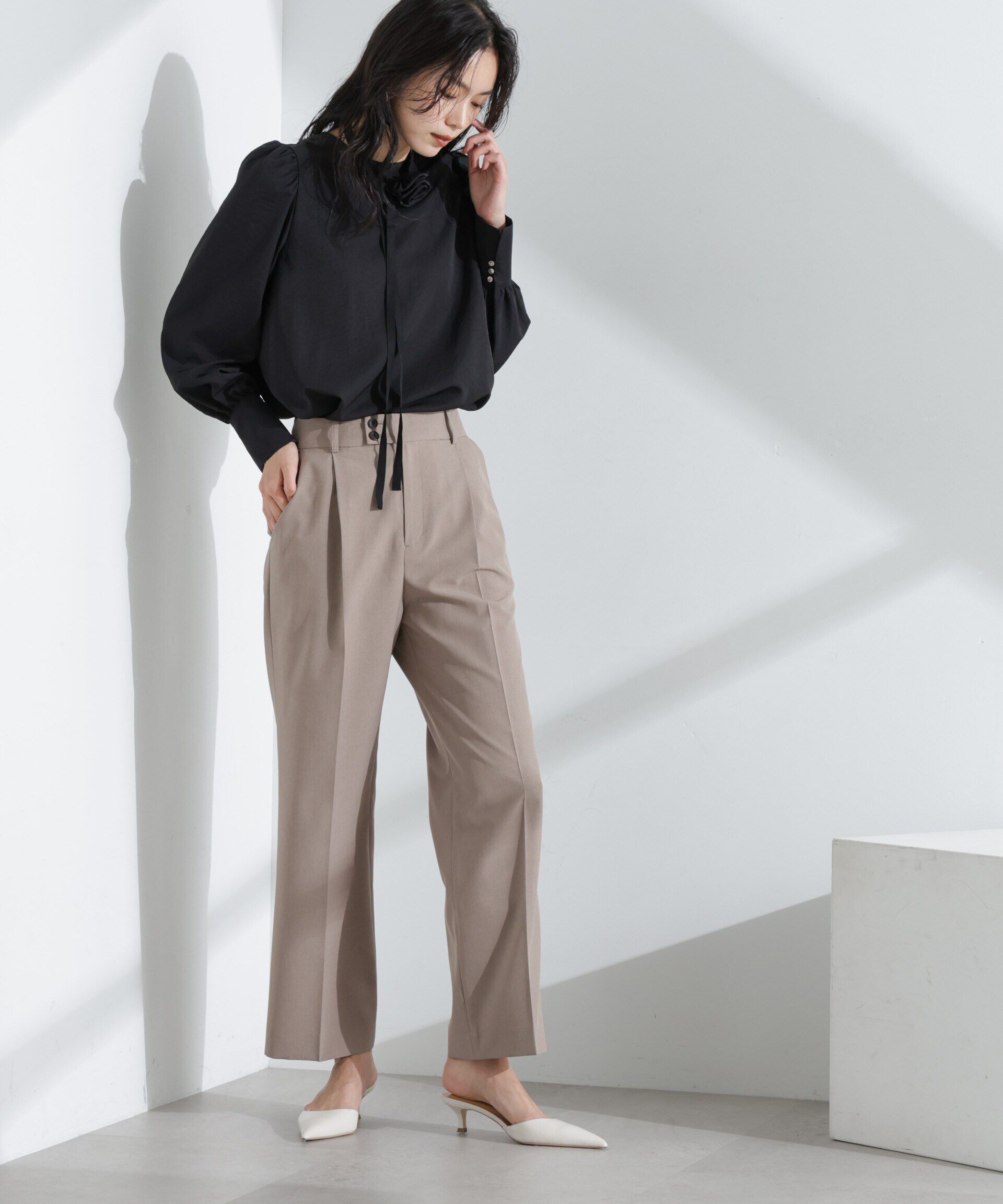 nano･universe「コサージュチョーカー付きブラウス」|シャツ・ブラウス|