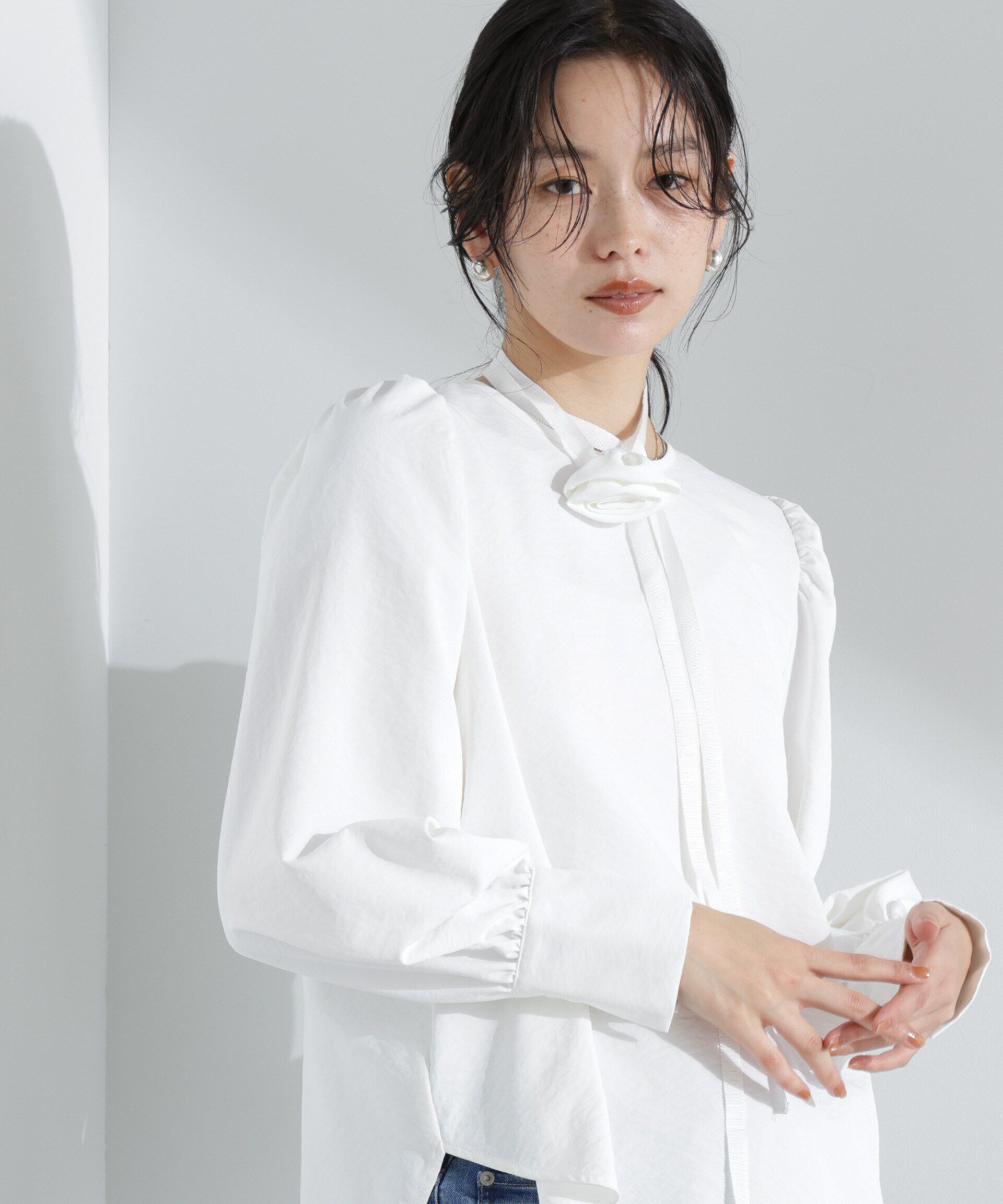 nano･universe「コサージュチョーカー付きブラウス」|シャツ・ブラウス|