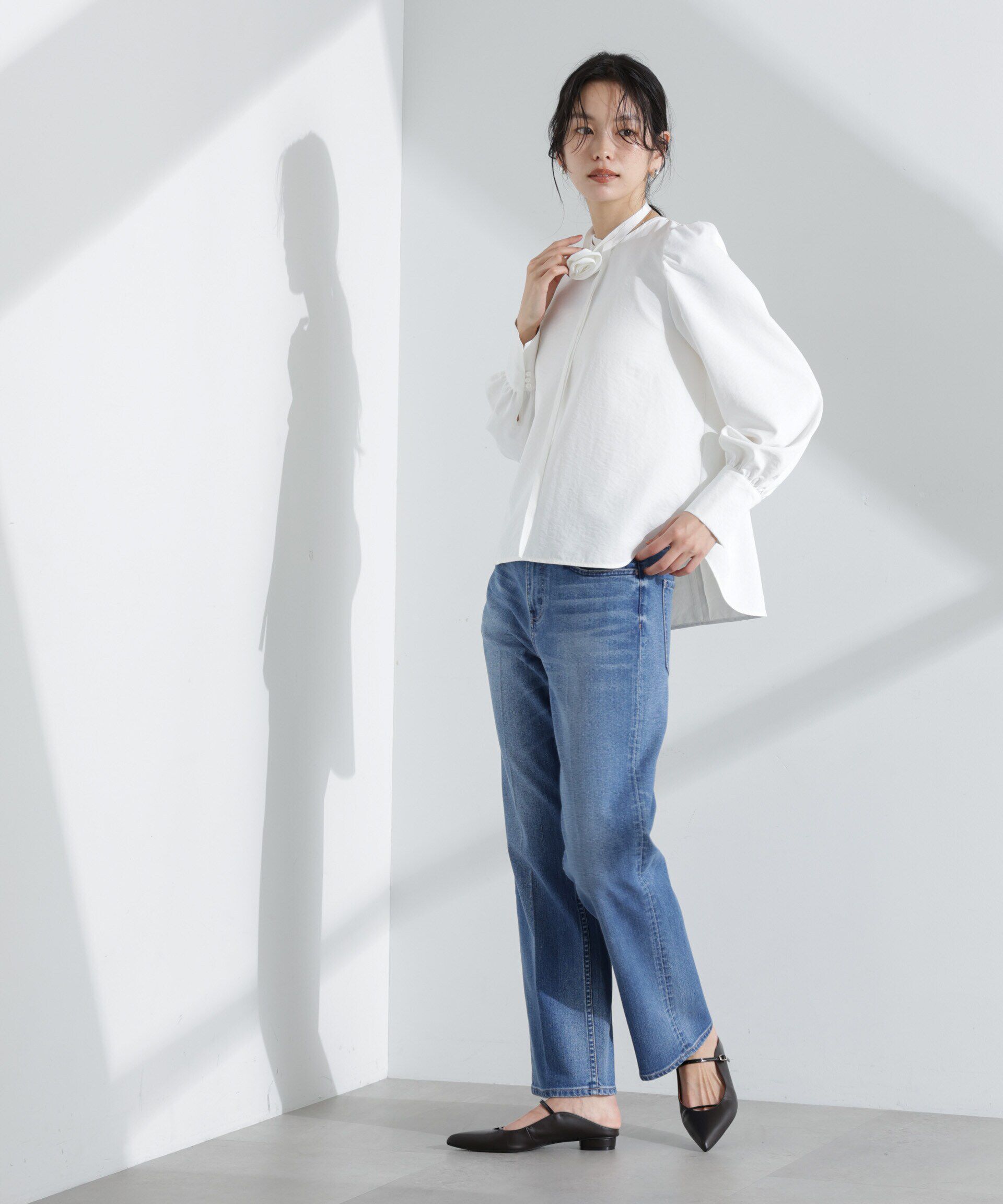 nano･universe「コサージュチョーカー付きブラウス」|シャツ・ブラウス|