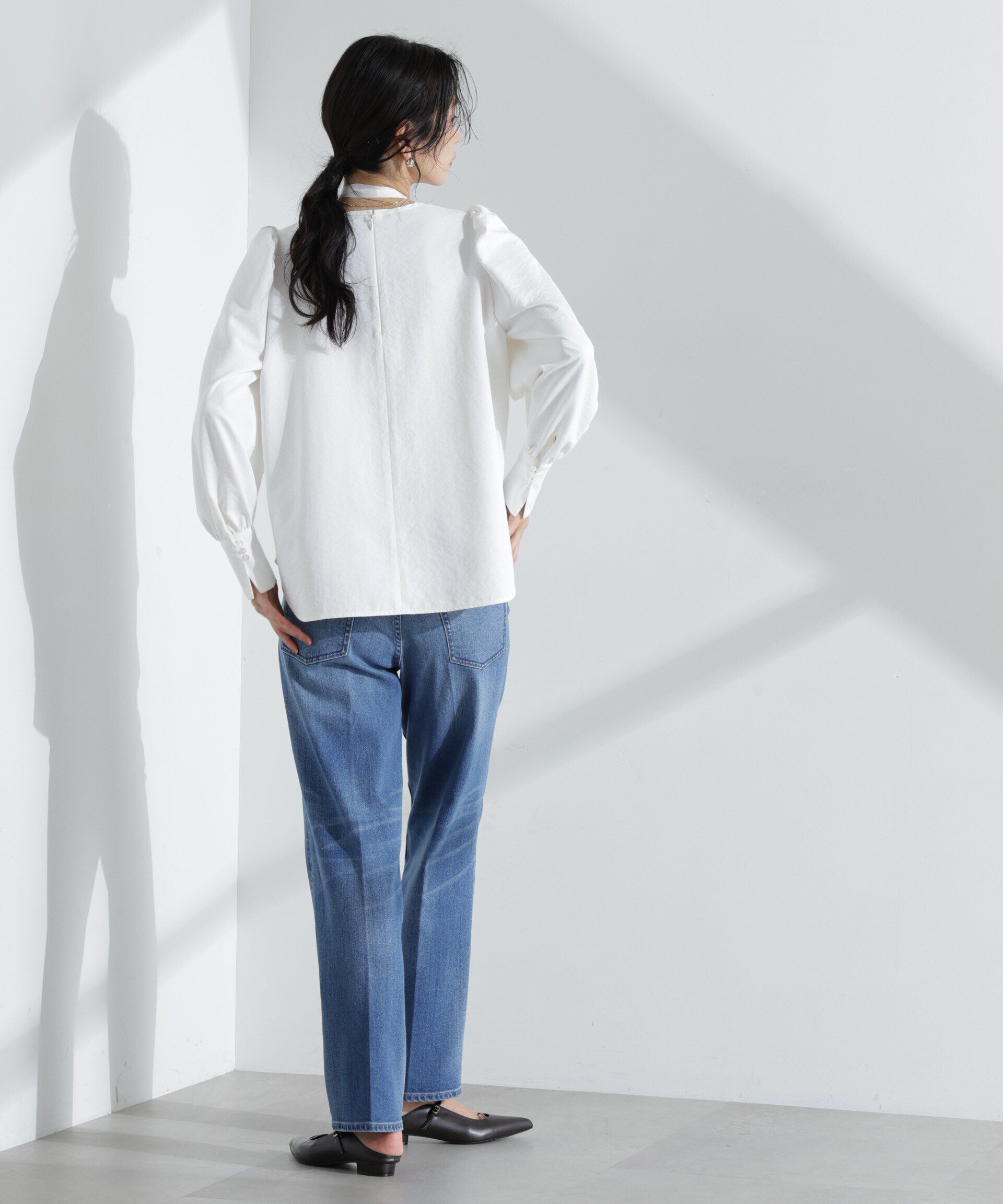 nano･universe「コサージュチョーカー付きブラウス」|シャツ・ブラウス|