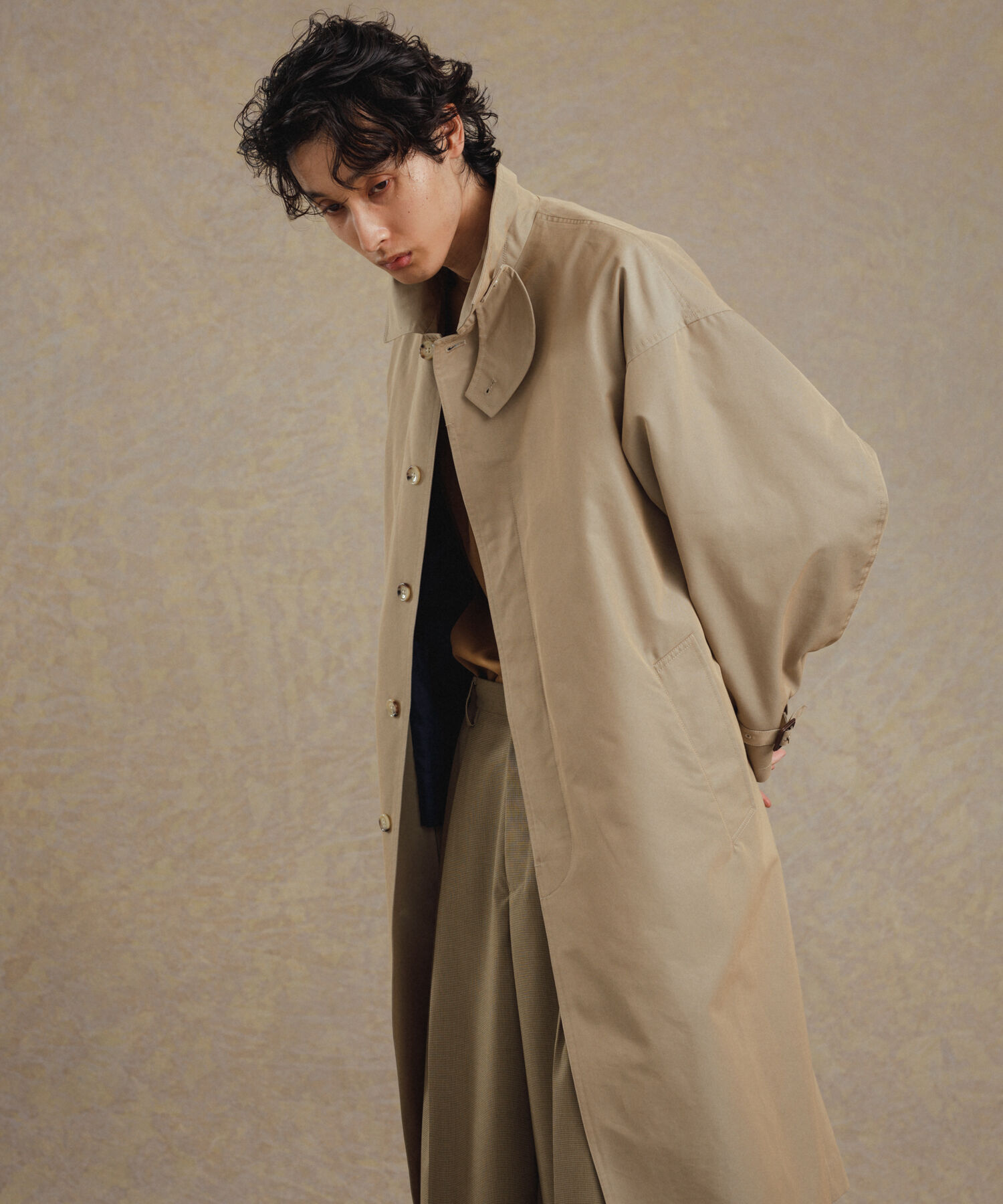 ADAM ET ROPE'「【WEB限定】玉虫色 ボリュームスリーブ バルマカーン ロング ステンカラーコート / ユニセックス」|ステンカラーコート|