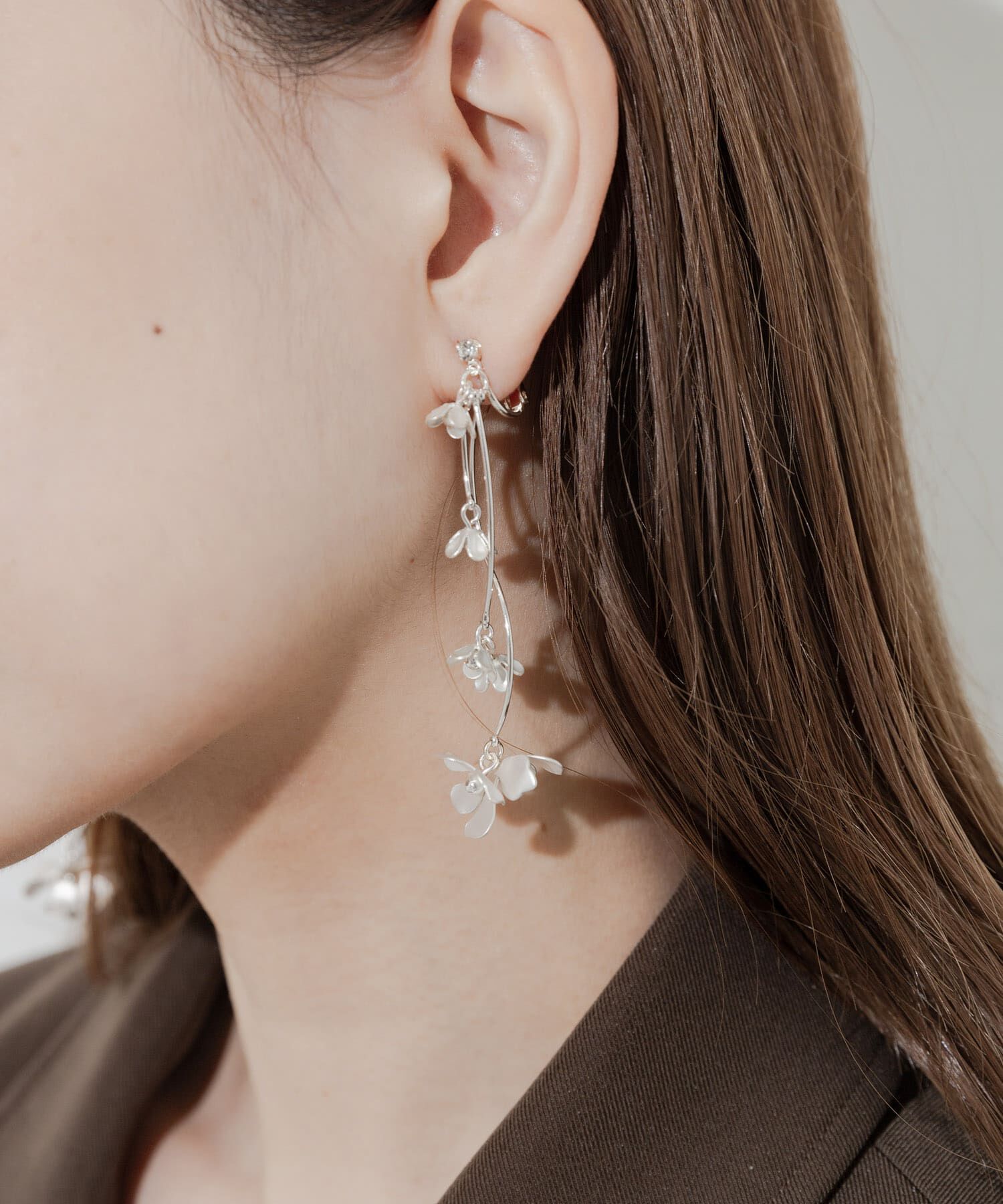 SMELLY「ランダムフラワーカーブイヤリング」|イヤリング|シルバー