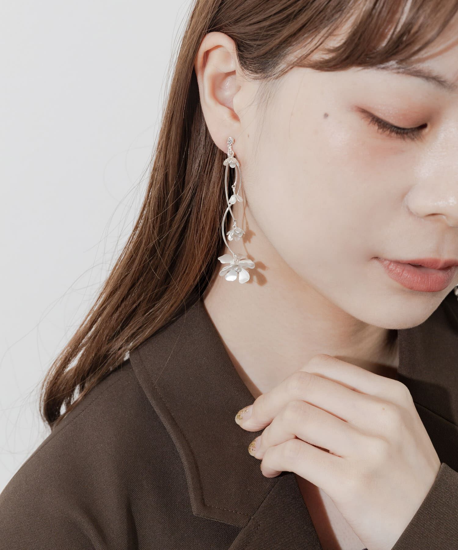 SMELLY「ランダムフラワーカーブイヤリング」|イヤリング|