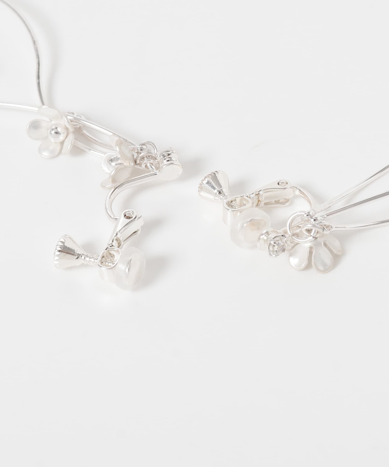 SMELLY「ランダムフラワーカーブイヤリング」|イヤリング|