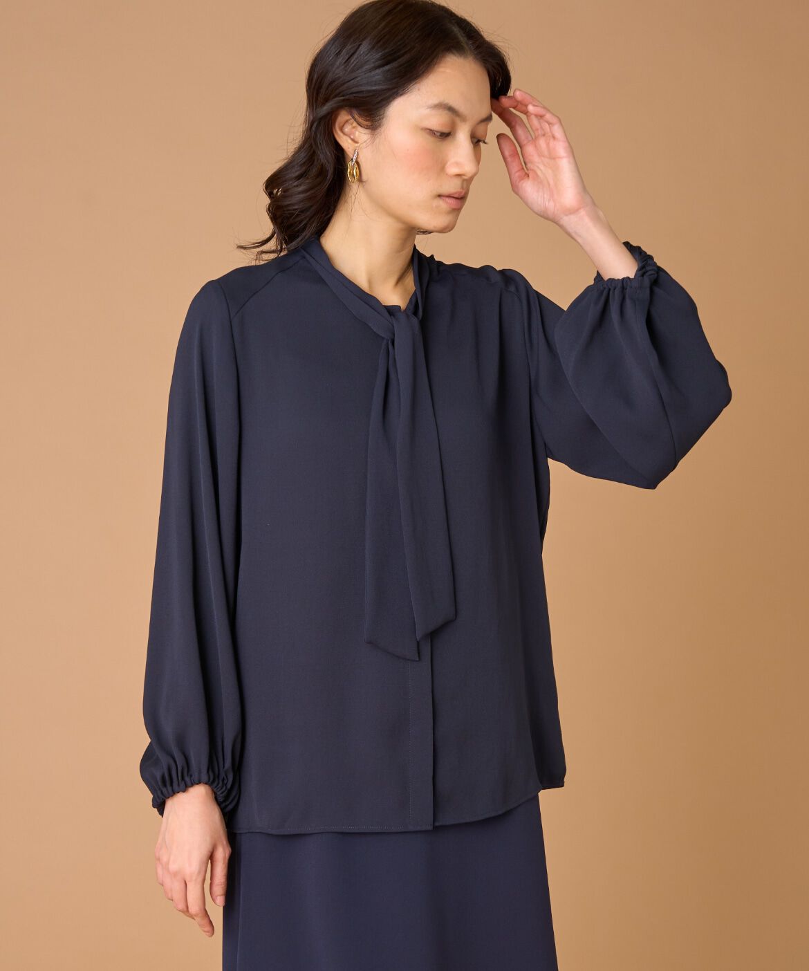 INED「《大きいサイズ》ボウタイブラウス」|シャツ・ブラウス|ネイビー