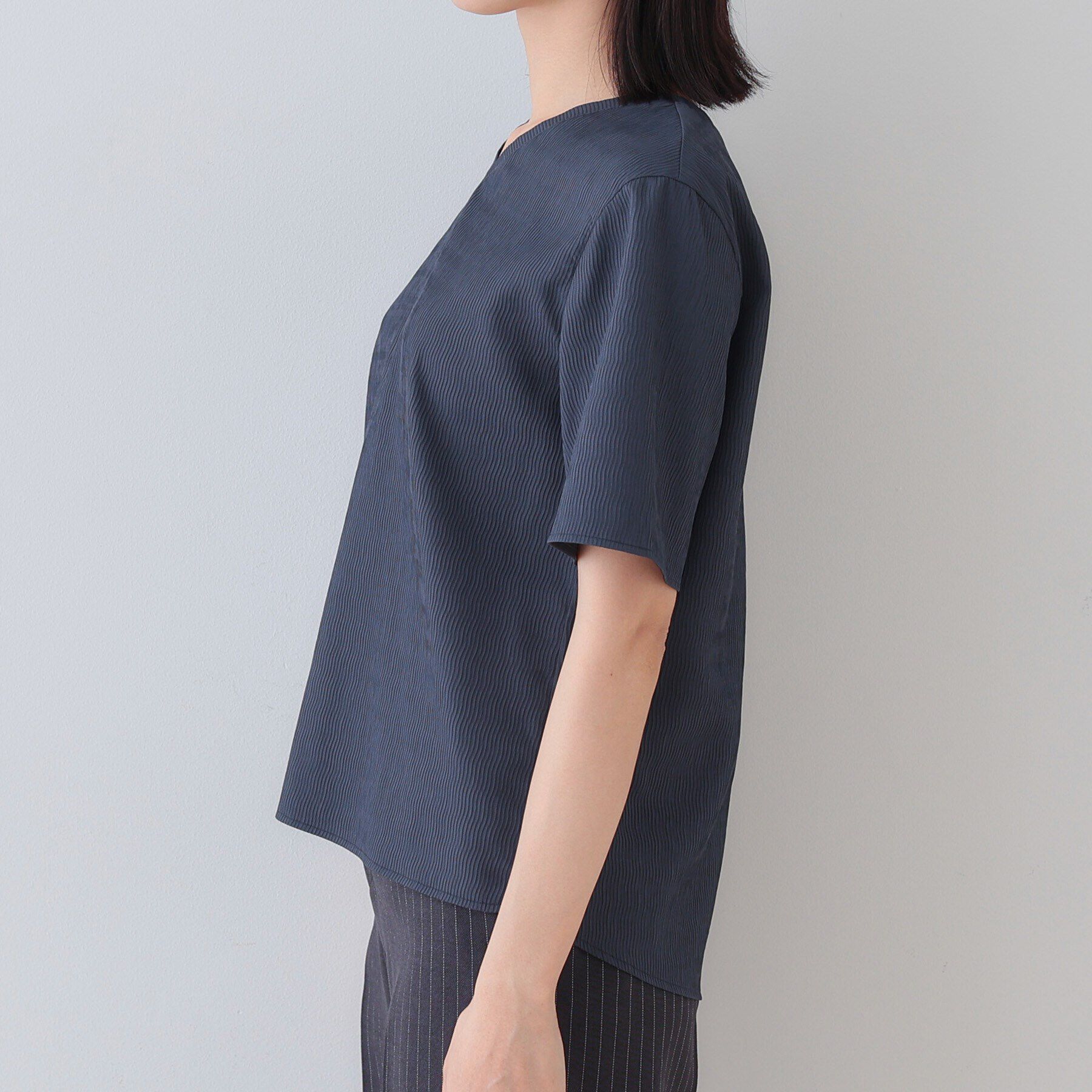 INDIVI「【洗える／凹凸素材】シンプルVネックブラウス」|シャツ・ブラウス|