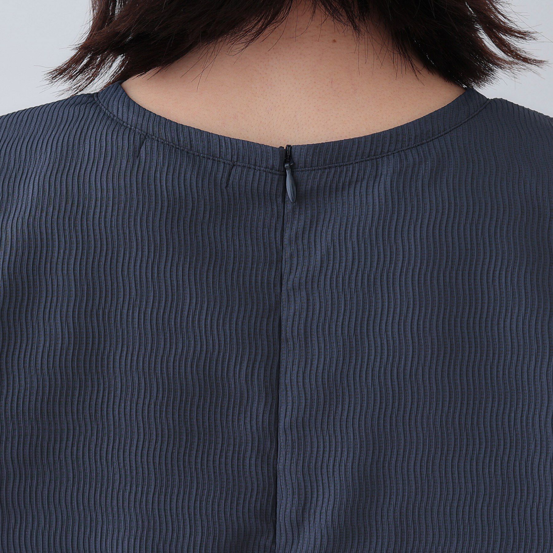 INDIVI「【洗える／凹凸素材】シンプルVネックブラウス」|シャツ・ブラウス|