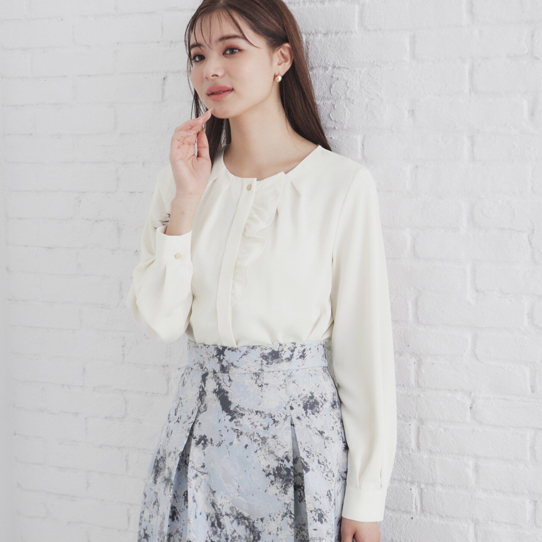 index「アシメフリルクルーネックブラウス【洗濯機洗い可/イージーアイロン/ストレッチ】」|シャツ・ブラウス|