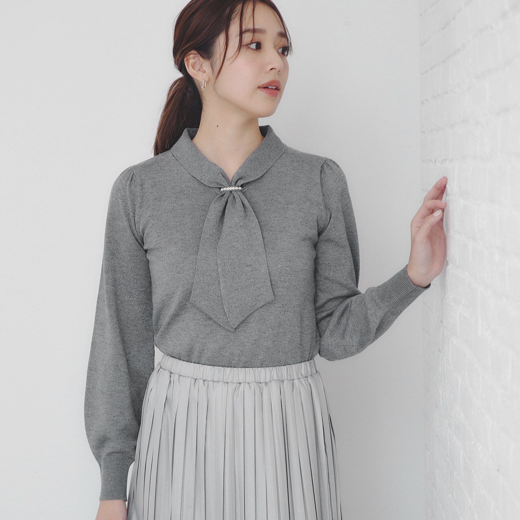 index「《8color/XS-LLsize》パール調パーツ付き ボウタイニット【洗濯機可】」|ニット・セーター|グレー(612)