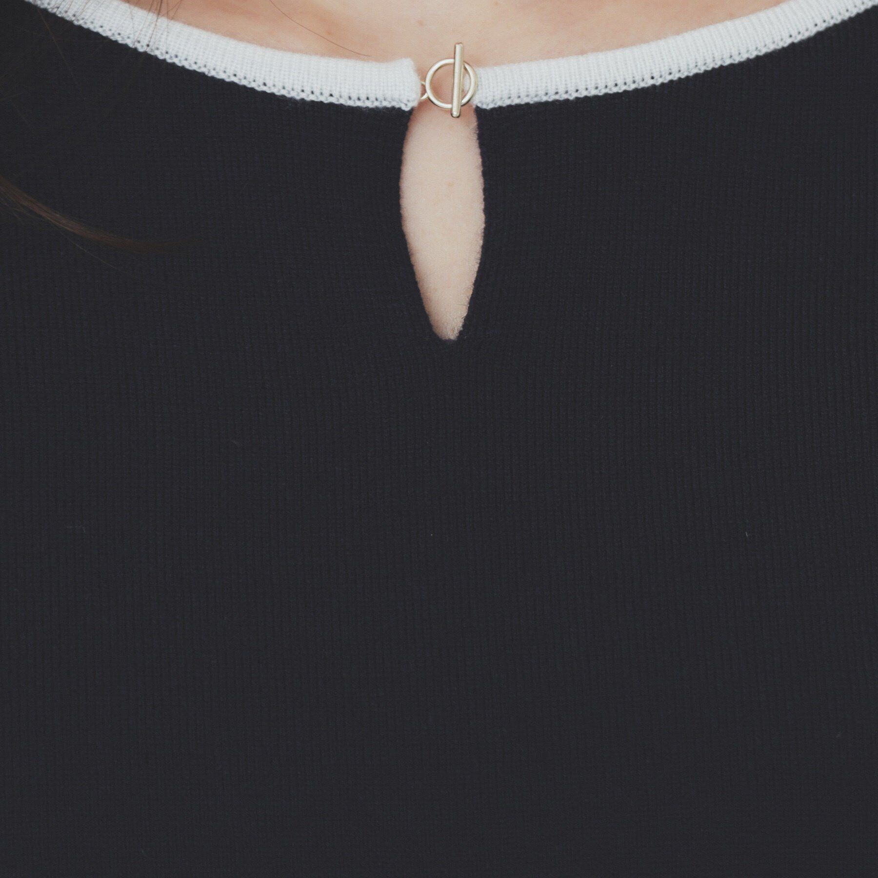 index「バイカラーキーネックニット【洗濯機洗い可】」|ニット・セーター|