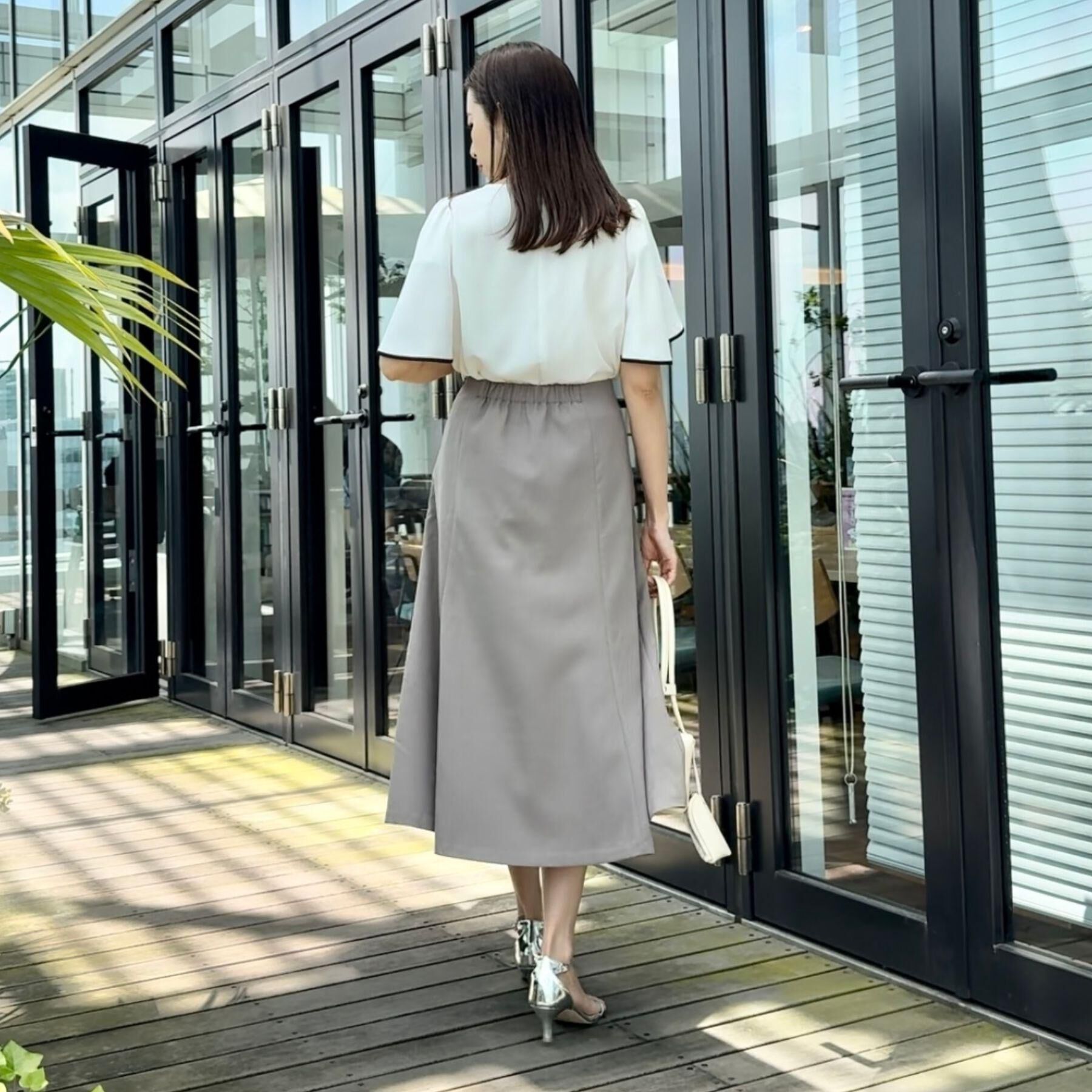 Couture broach「【洗える・通勤】Vネックパール調フレアブラウス」|シャツ・ブラウス|