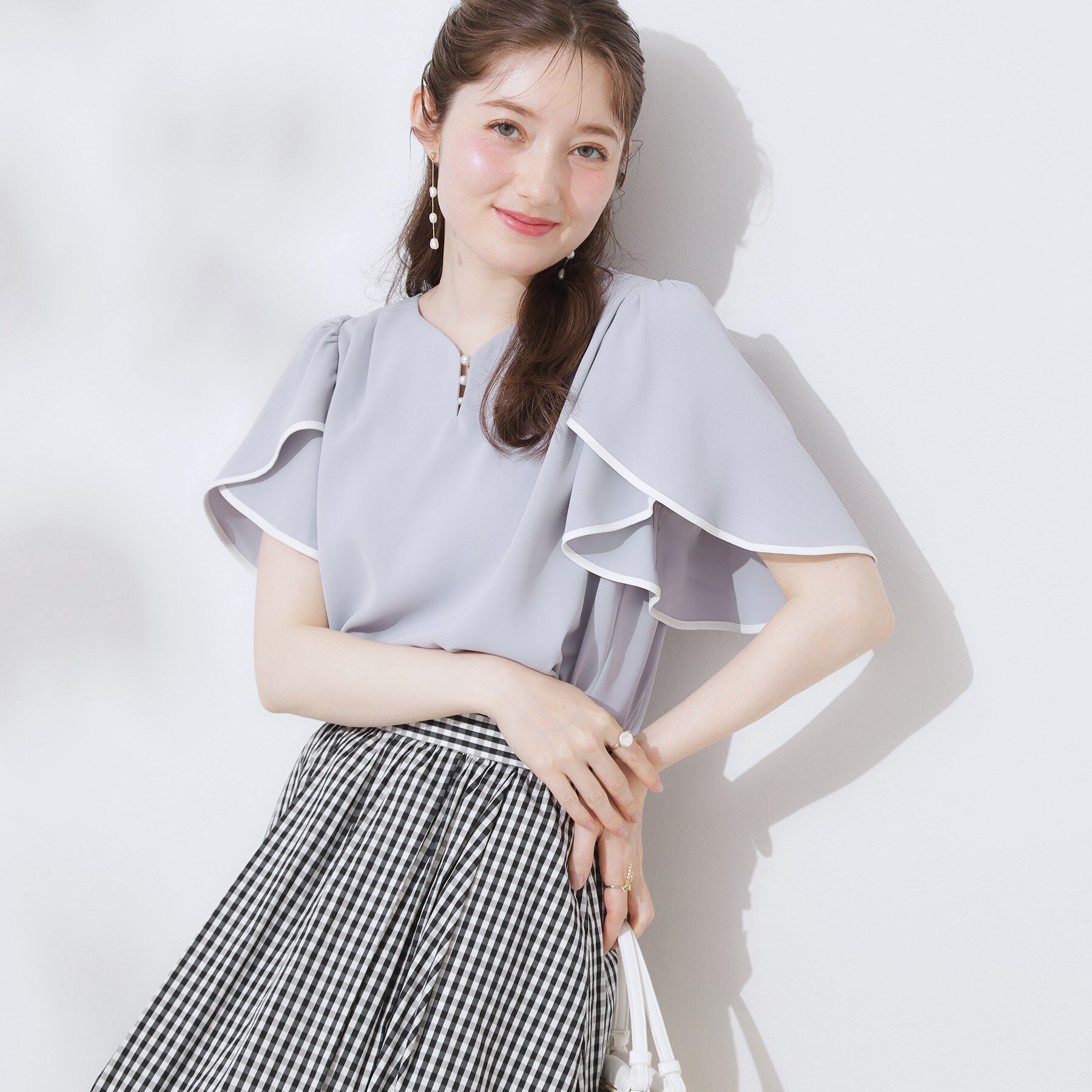 Couture broach「【洗える・通勤】Vネックパール調フレアブラウス」|シャツ・ブラウス|