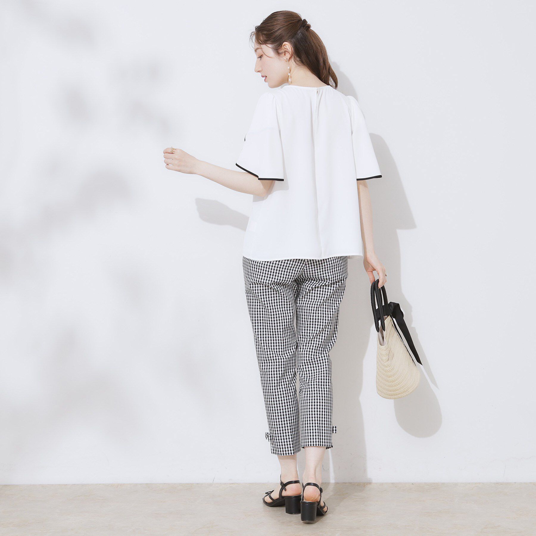 Couture broach「【洗える・通勤】Vネックパール調フレアブラウス」|シャツ・ブラウス|