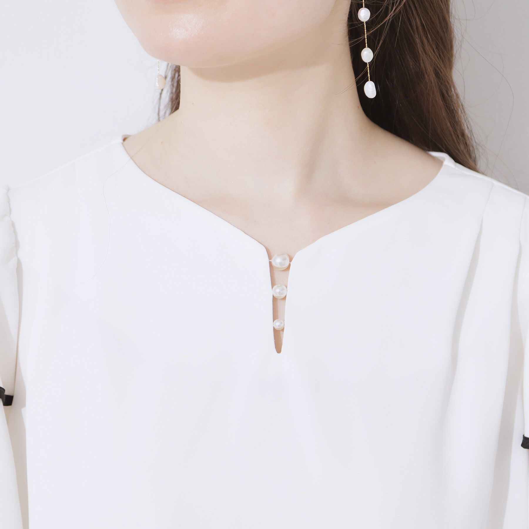 Couture broach「【洗える・通勤】Vネックパール調フレアブラウス」|シャツ・ブラウス|