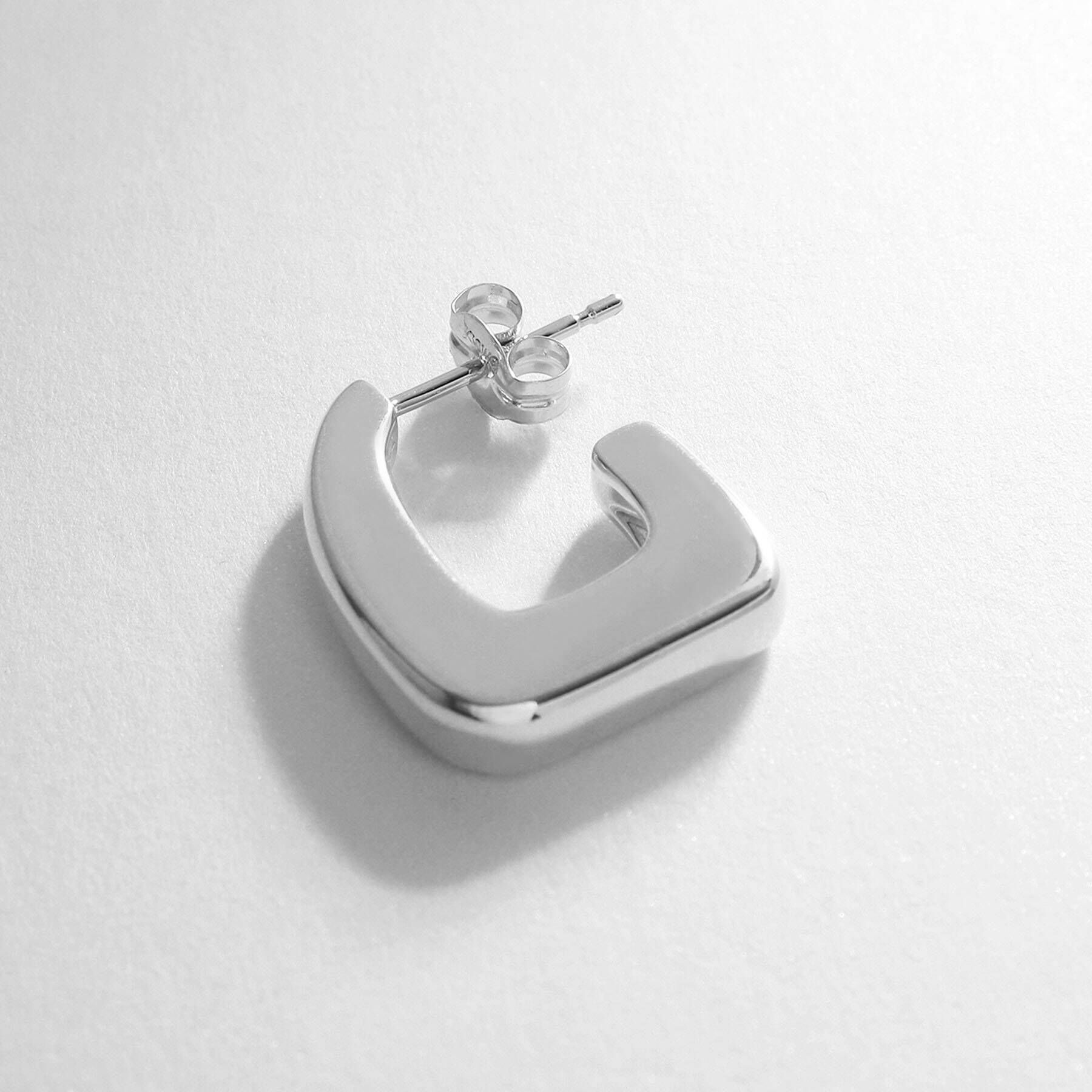 COCOSHNIK「シルバー トラペーズ フープピアス」|ピアス|