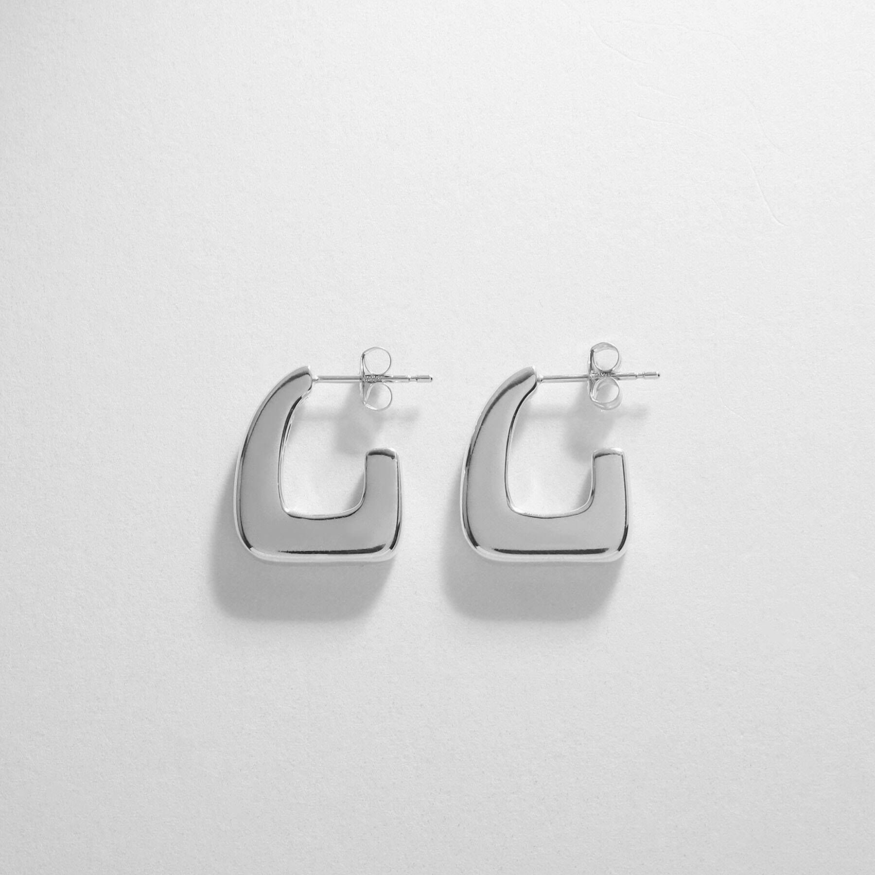 COCOSHNIK「シルバー トラペーズ フープピアス」|ピアス|