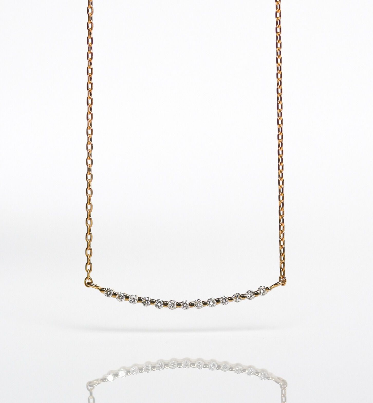  「ダイヤモンド カーブ ネックレス | K10YG 〈世界最小〉」|ネックレス|