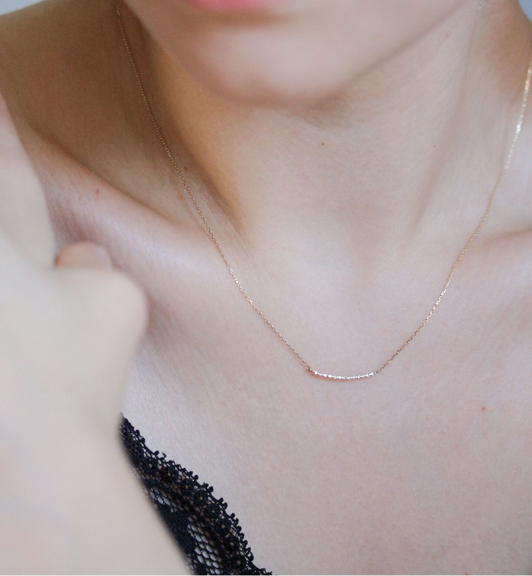  「ダイヤモンド カーブ ネックレス | K10YG 〈世界最小〉」|ネックレス|