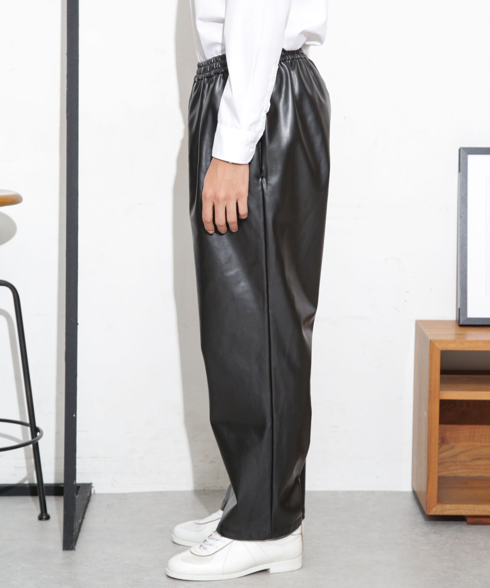 nano･universe「フェイクレザートラックパンツ(セットアップ可)」|チノ|