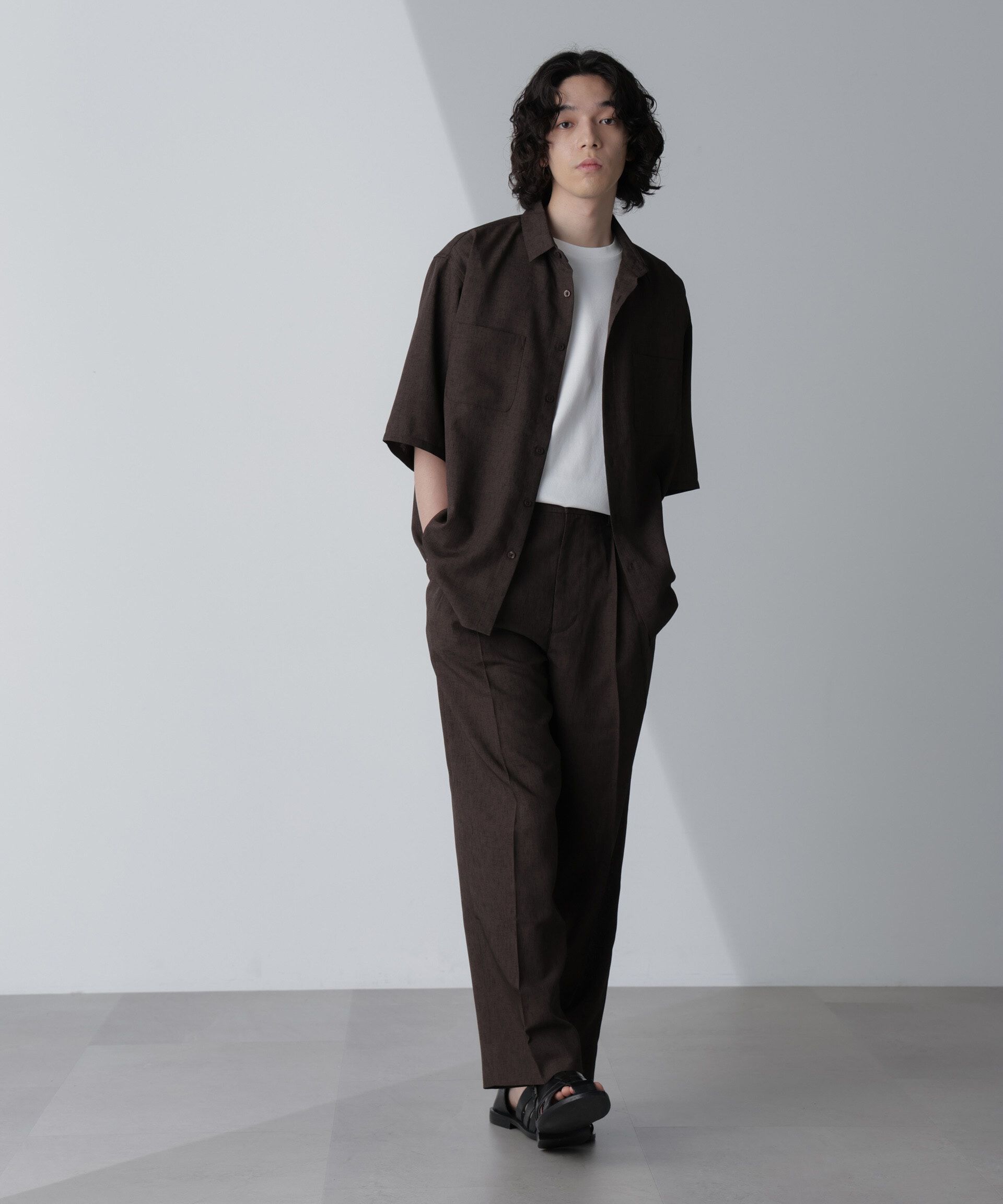 nano･universe「テックリネンリラックスタックテーパードパンツ（セットアップ可）」|チノ|D.ブラウン2