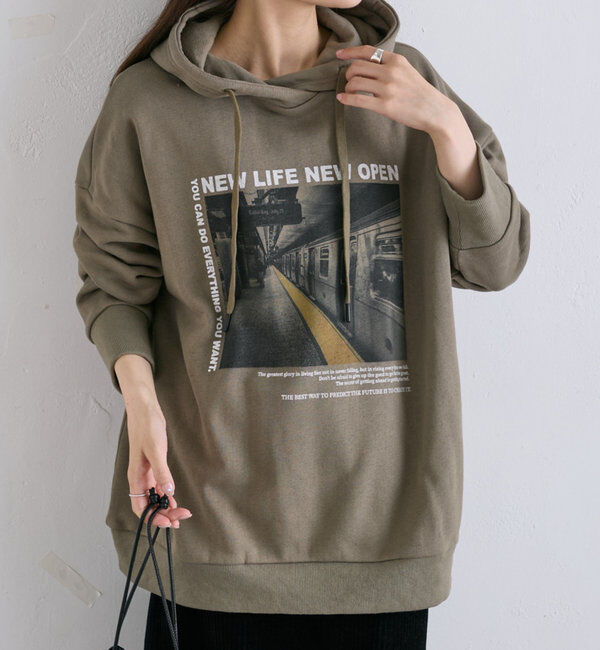  「フォトプリント裏毛パーカー」|プルオーバー|オリーブ